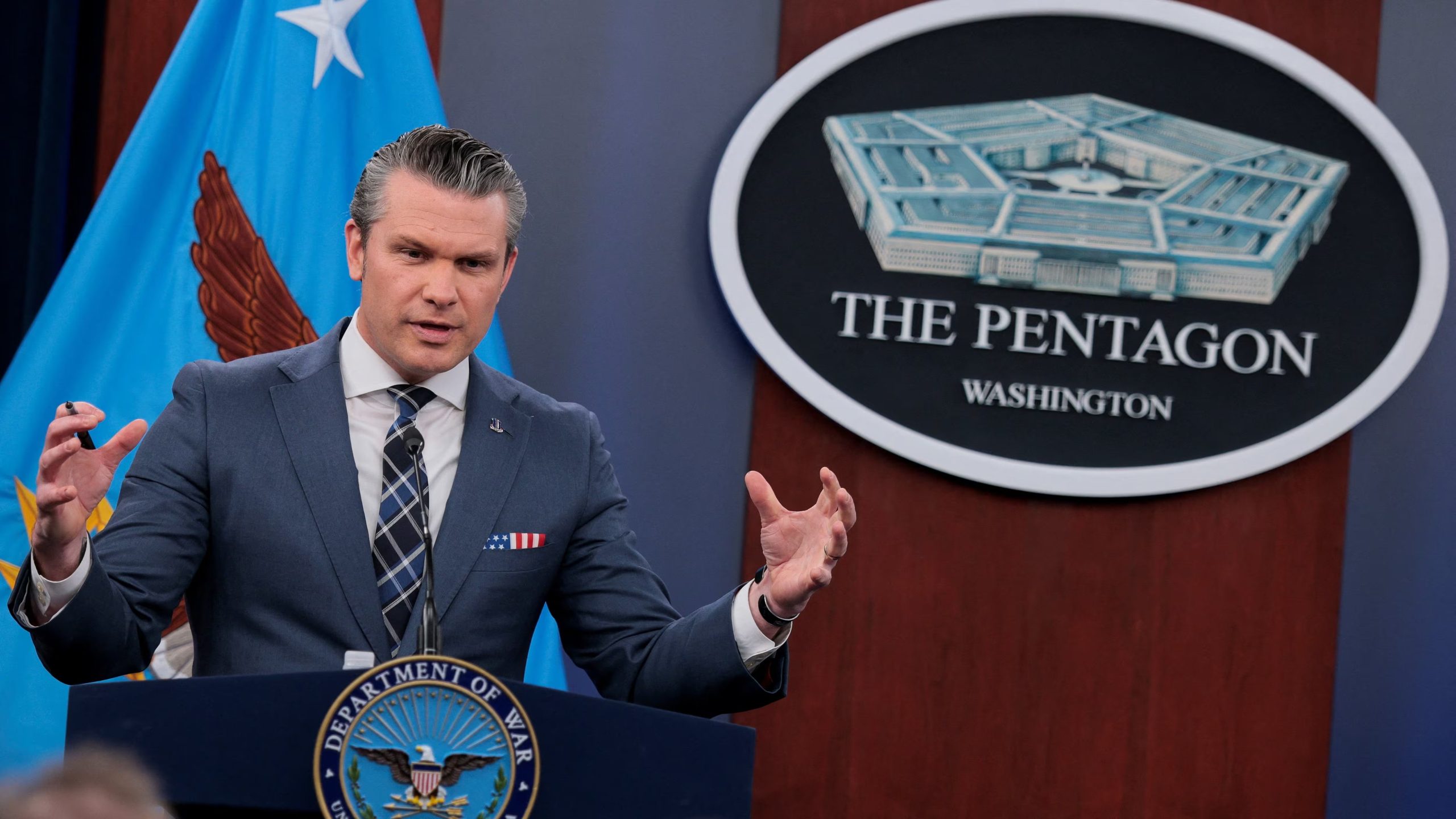 El secretario de Defensa de Estados Unidos afirmó que el Pentágono puede usar ataques cinéticos en el Estrecho de Ormuz o en los alrededores de Irán. (REUTERS/Evan Vucci)