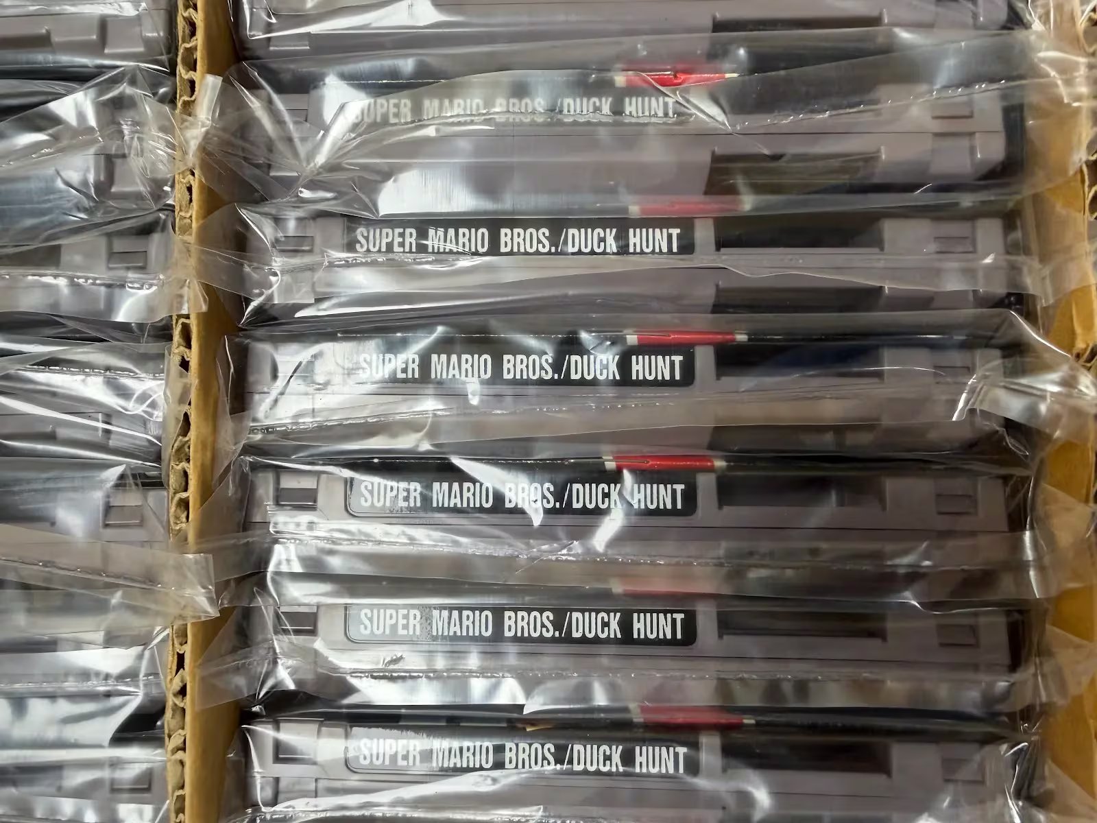 Esta foto, cortesía de Nintendo Wire, muestra una caja con casi 100 copias sin usar de Super Mario Bros. y Duck Hunt para la consola Nintendo Entertainment System, el miércoles 17 de junio de 2026. Los cartuchos fueron redescubiertos en un almacén de Waukesha, Wisconsin, por Kevin Braun, dueño de la tienda OneStopWonders, y Jason Ganos, editor de Nintendo Wire (Jason Ganos/Nintendo Wire vía AP)