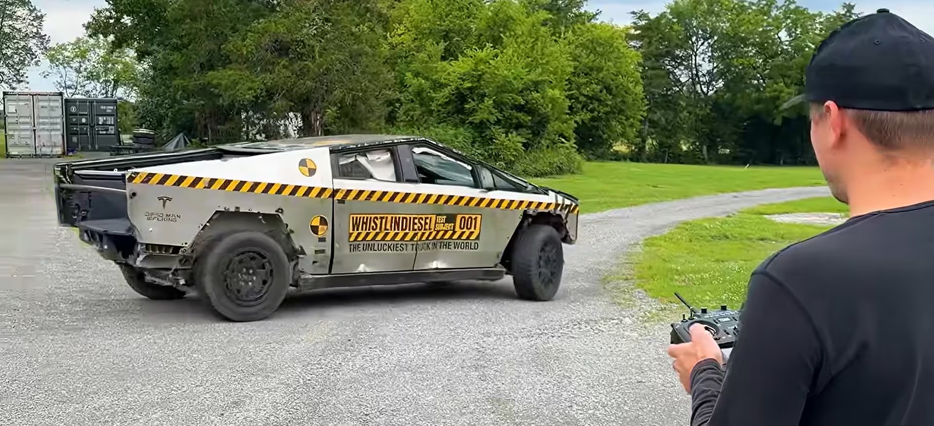 El youtuber Cody Detwiler y el canal WhistlinDiesel transformaron una Cybertruck de USD 140.000 en un vehículo teledirigido (Captura @Prop Department)
