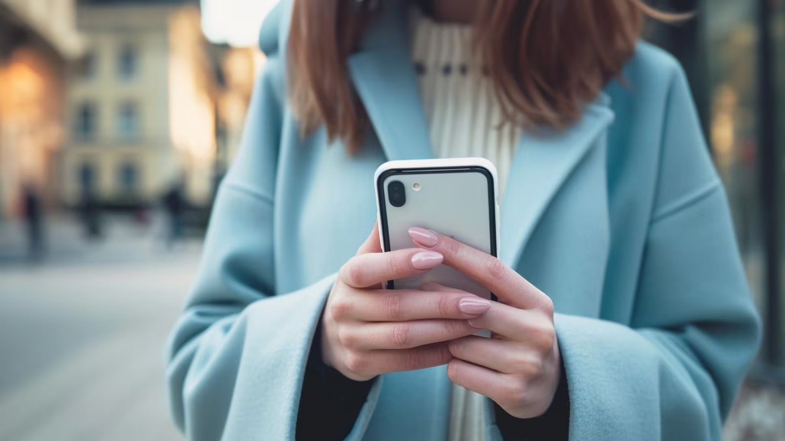 La inteligencia artificial también ofrece compañía ante la soledad no deseada y facilita la interacción social de adultos mayores con dificultades de movilidad o discapacidad visual - (Imagen Ilustrativa Infobae)