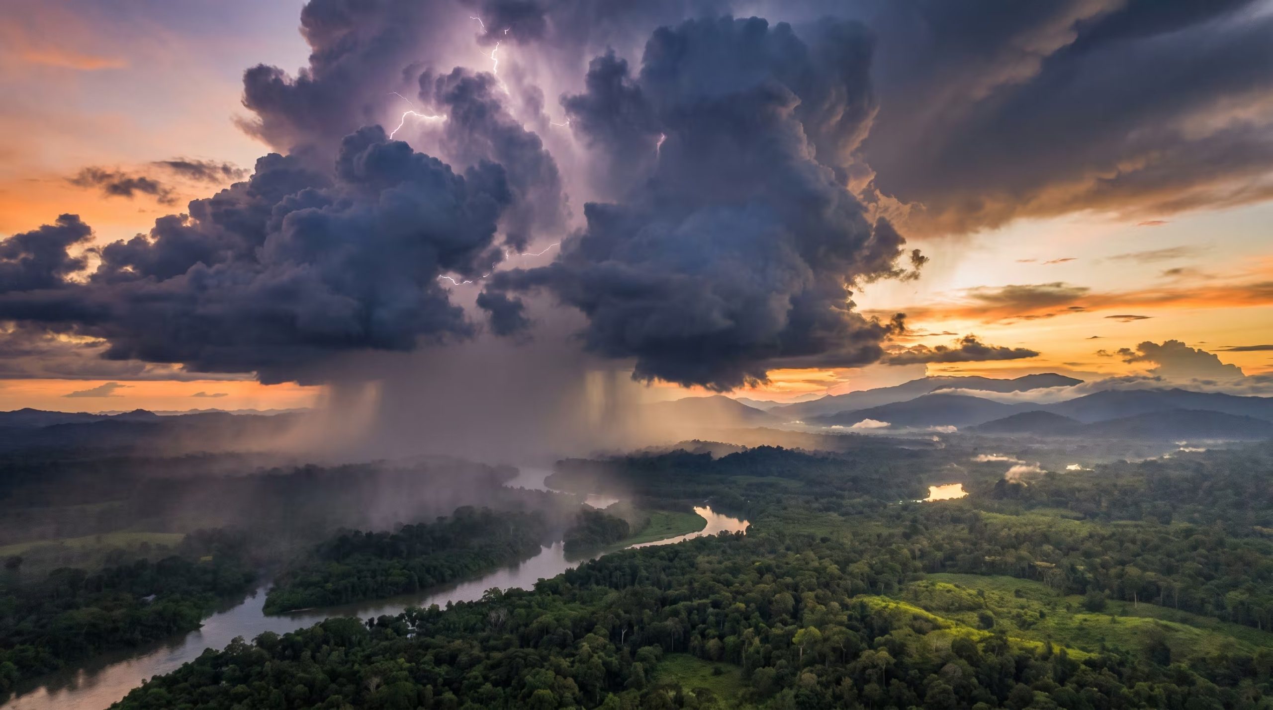 Gigantescos cúmulos de nubes de tormenta descargan fuertes lluvias y rayos sobre un río serpenteante rodeado de exuberante selva tropical y montañas distantes, teñido por los colores del atardecer. (Imagen Ilustrativa Infobae)