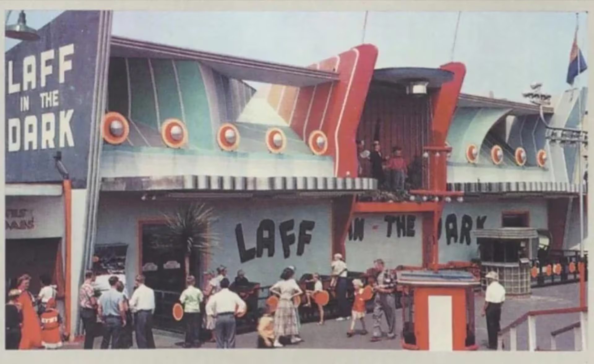 Fachada de la atracción “Laff in the Dark” en el parque The Pike, California, donde en 1976 fue hallado el cuerpo de Elmer McCurdy tras décadas de ser exhibido como un simple muñeco (imdb)