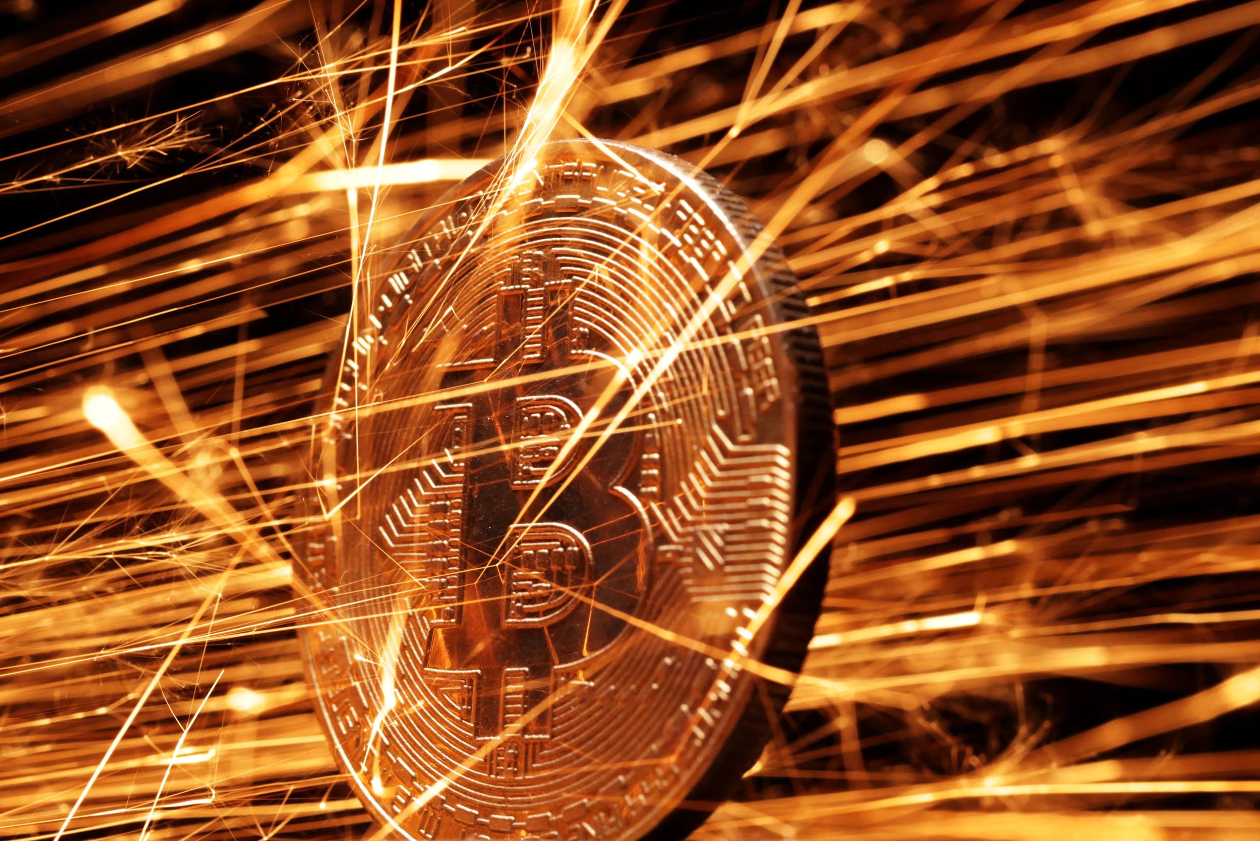 Chispas que representan la criptomoneda Bitcoin en esta ilustración. REUTERS/Dado Ruvic/Ilustración