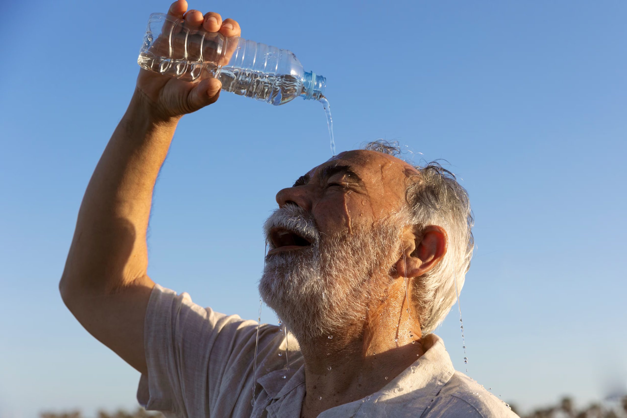 Con umbrales fisiológicos ajustados por edad, el estudio proyectó que con 3 ℃ de calentamiento global la población expuesta al calor extremo podría llegar a 2.000 millones de personas. (Freepik)