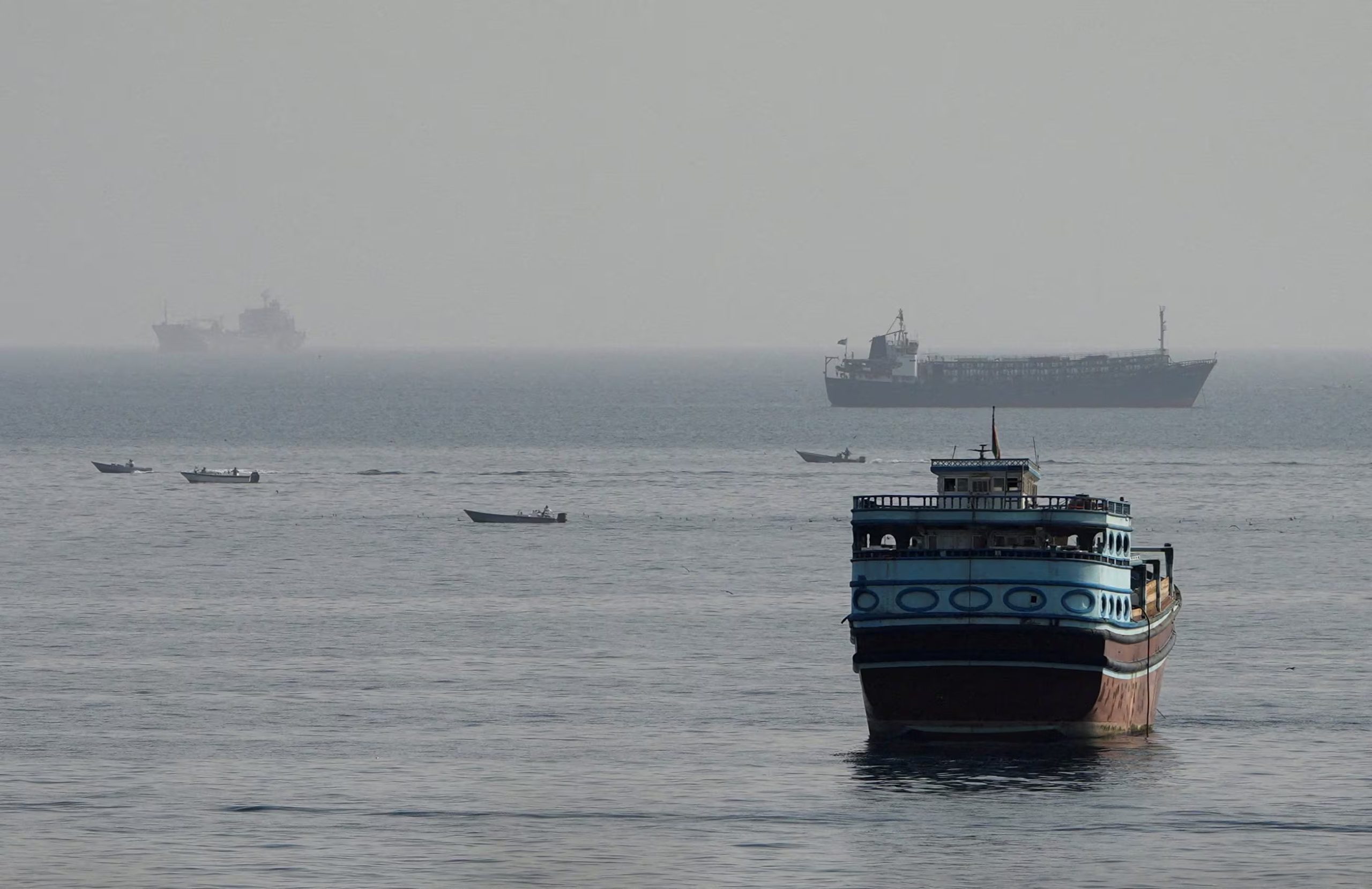 El encuentro tendrá como uno de sus principales puntos de interés las conversaciones entre Irán y Omán sobre el tránsito marítimo por el estrecho de Ormuz, una vía estratégica que conecta el golfo Pérsico con el golfo de Omán y constituye la principal salida marítima de los países productores de hidrocarburos de la región (REUTERS)