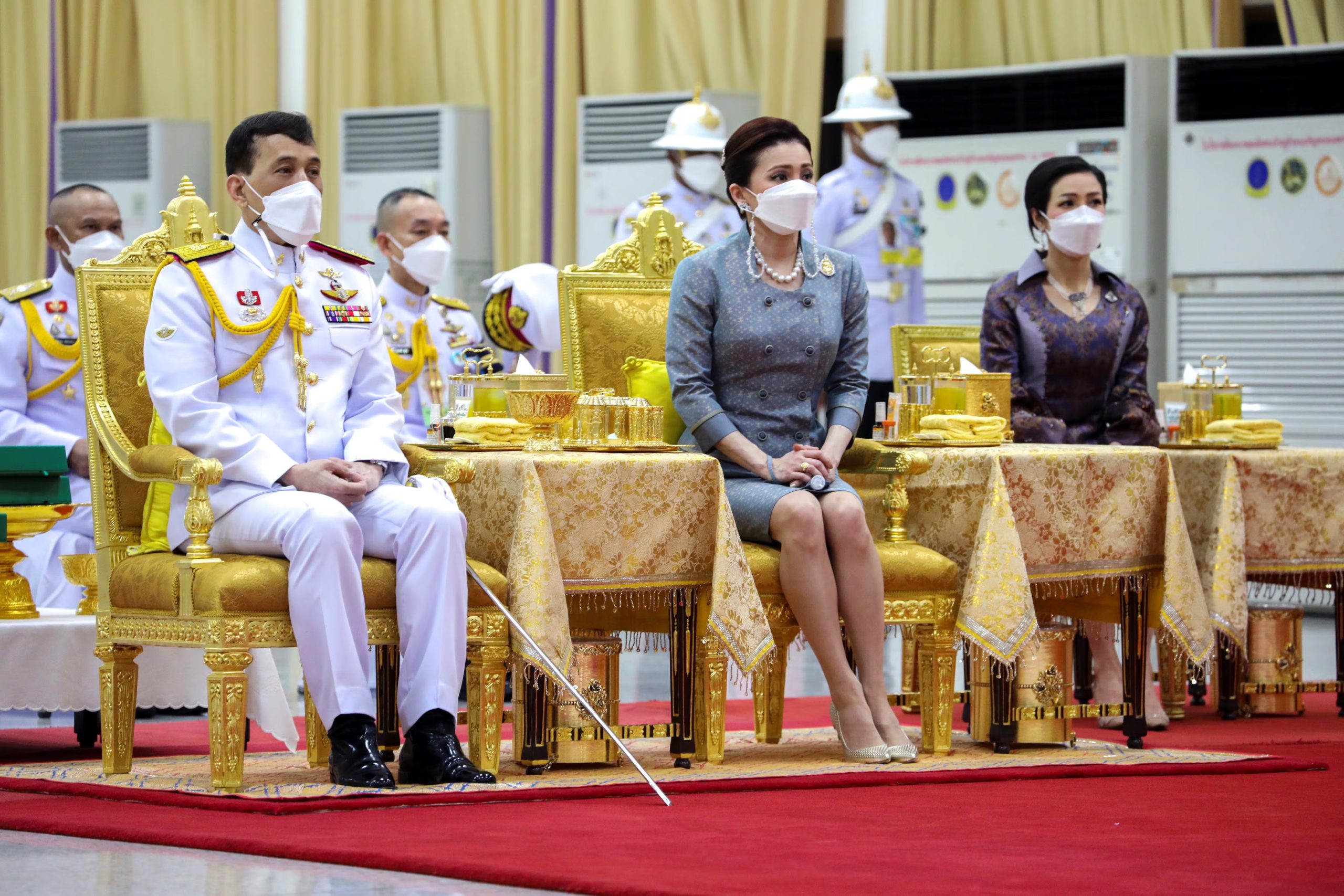 Los reyes de Tailandia junto a la amante de Rama X, Sineenat (Reuters)