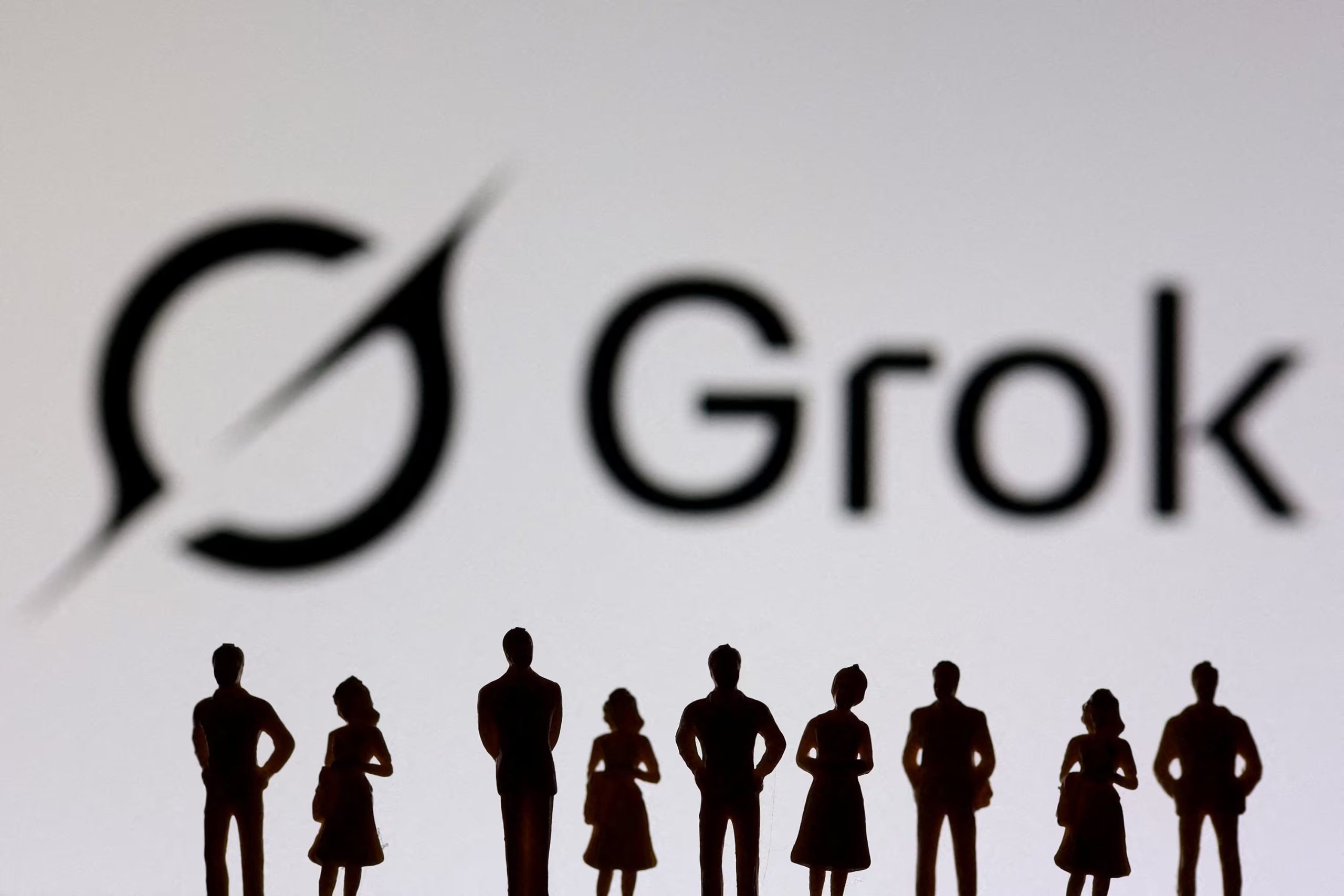 La inteligencia artificial generativa acelera la producción de código, pero requiere revisión humana para evitar errores y deuda técnica en las empresas tecnológicas (REUTERS/Dado Ruvic/Illustration/File Photo)