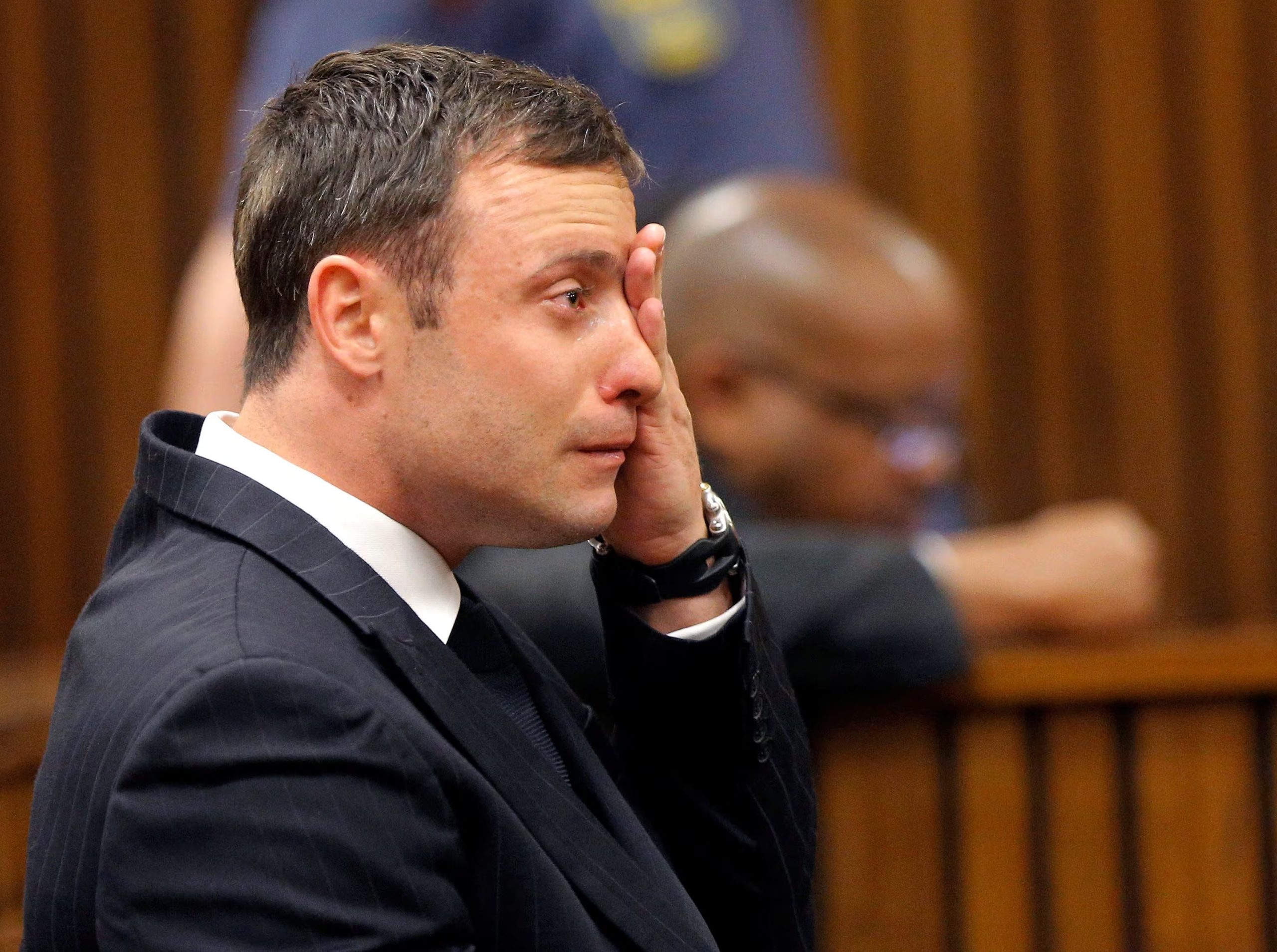 La estrella olímpica y paralímpica de atletismo, Oscar Pistorius, escucha el veredicto de la jueza Thokozile Masipa en el Tribunal Superior de Gauteng del Norte, en Pretoria, el 11 de septiembre de 2014 (REUTERS/Kim Ludbrook/Pool/File Photo)