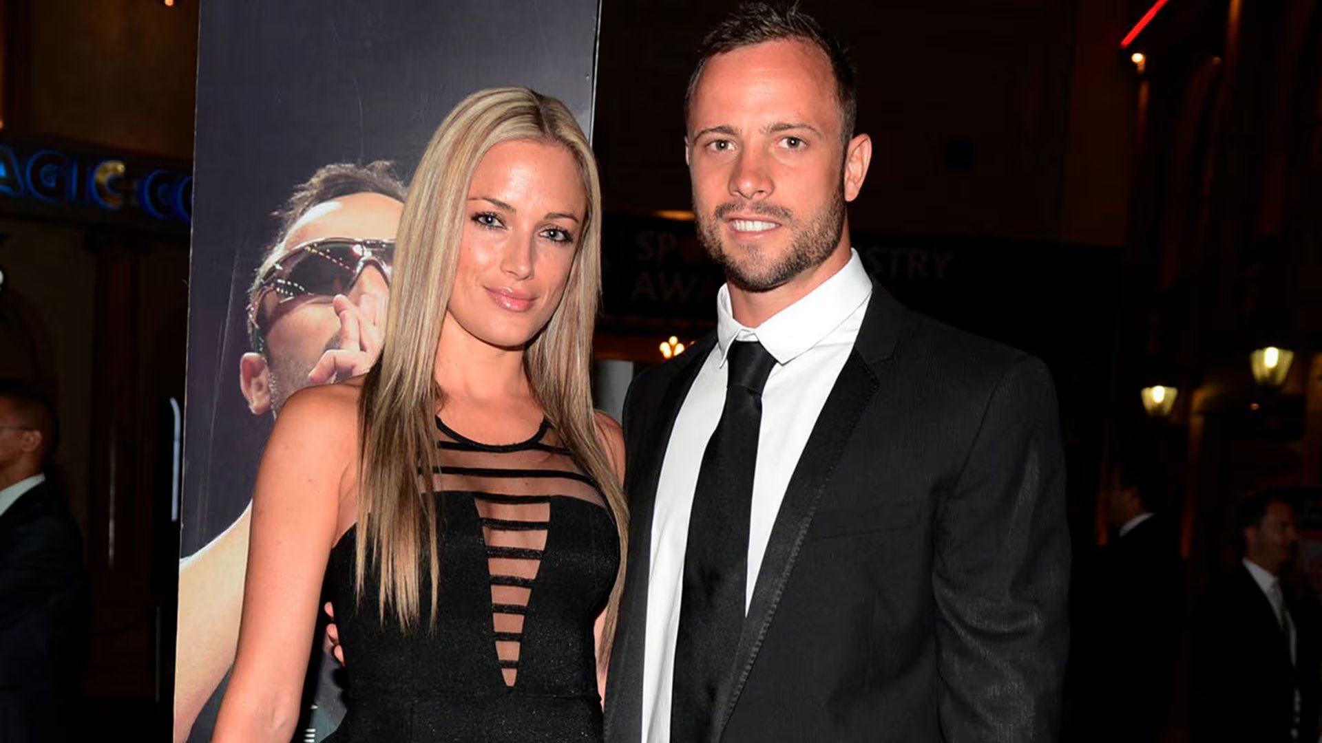 Oscar Pistorius y Reeva Steenkamp posan para una fotografía en Johannesburgo, el 7 de febrero de 2013, siete días antes de que él le disparara (REUTERS/Thembani Makhubele)