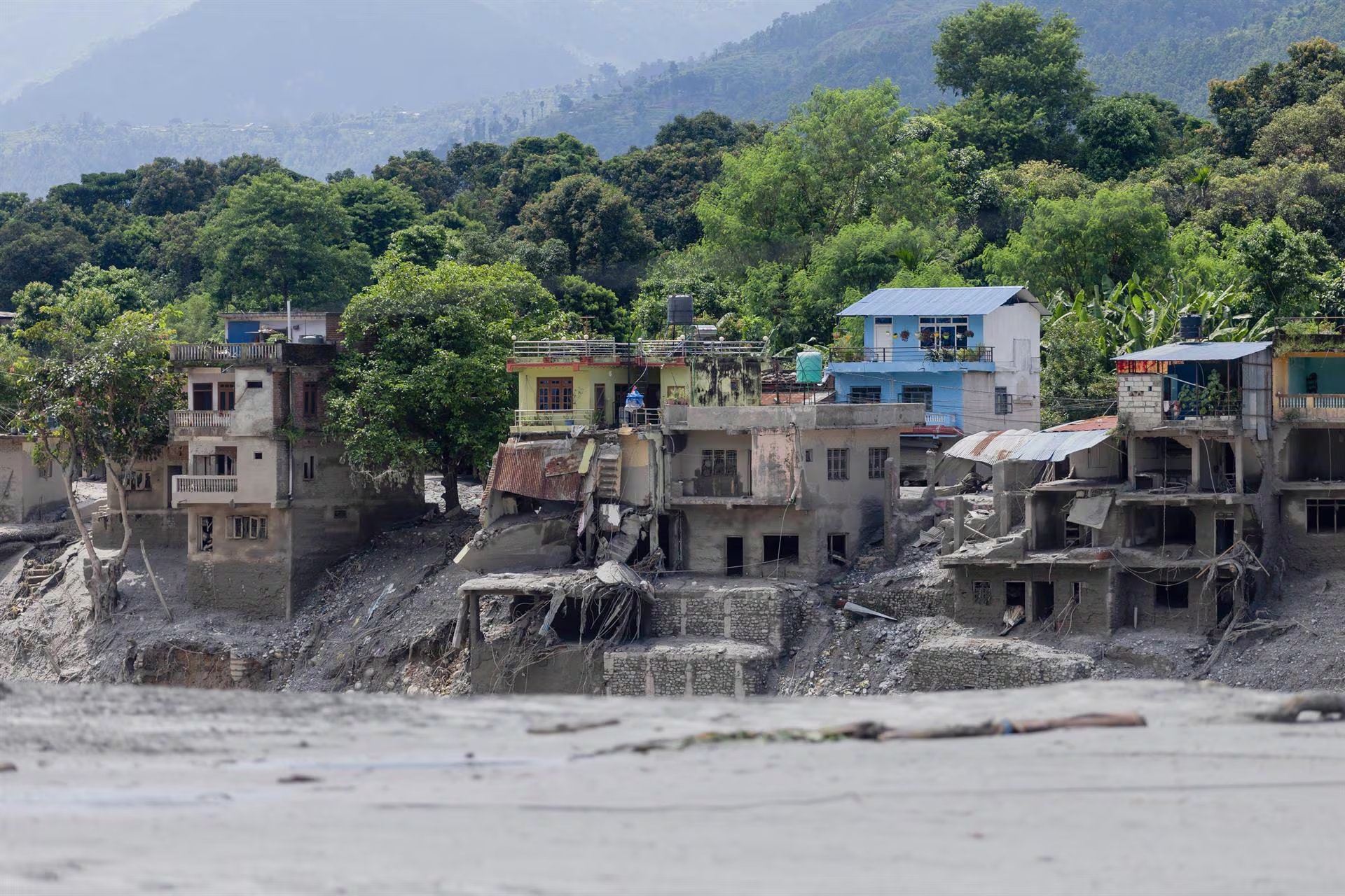 El USGS atribuyó la catástrofe en Nepal al colapso de un glaciar que desató un torrente de rocas, hielo y barro por los ríos de montaña.