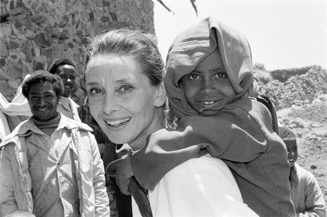 Audrey Hepburn en su etapa como embajadora del Fondo de las Naciones Unidas para la Infancia, organización a la que dedicó sus últimos años (Archivo/UNICEF)