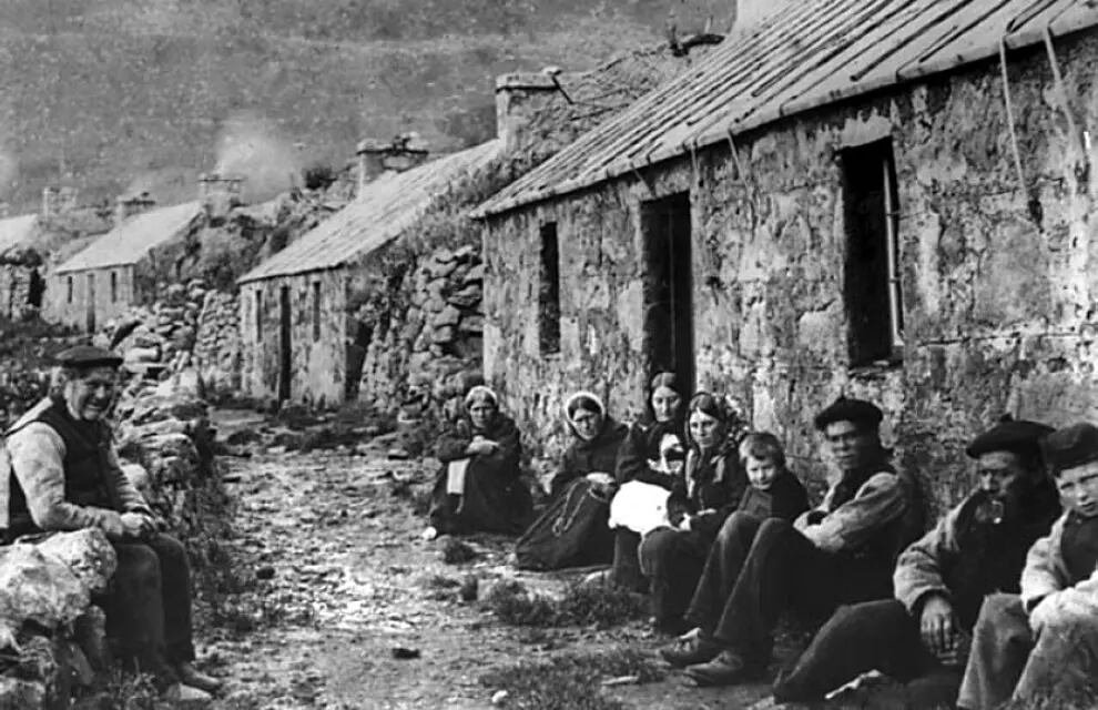 Residentes de San Kilda, reunidos en la calle del pueblo, 1886