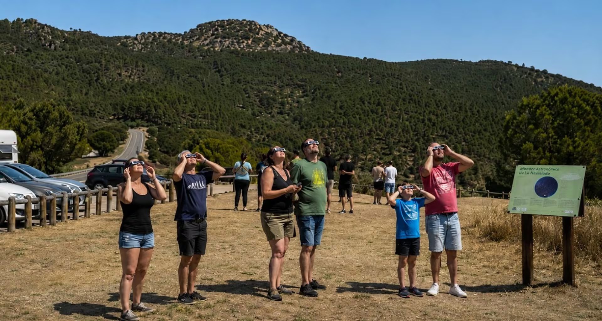 Un grupo de personas mira el sol antes de producirse un eclipse.