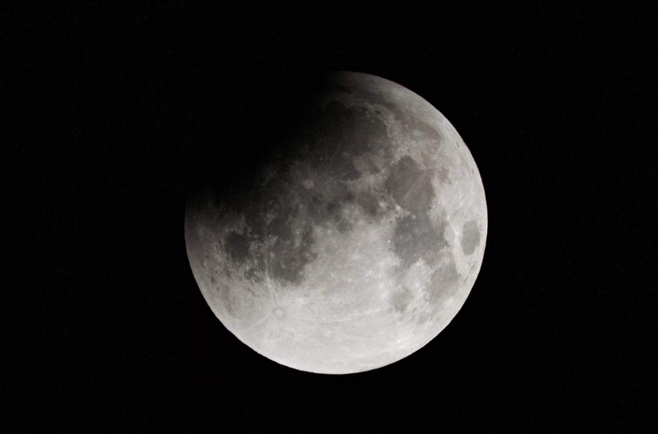 La magnitud del fenómeno alcanzará 0.96 lo que significa que casi todo el diámetro lunar se sumergirá en la zona más oscura de la sombra terrestre - REUTERS/Maxim Shemetov