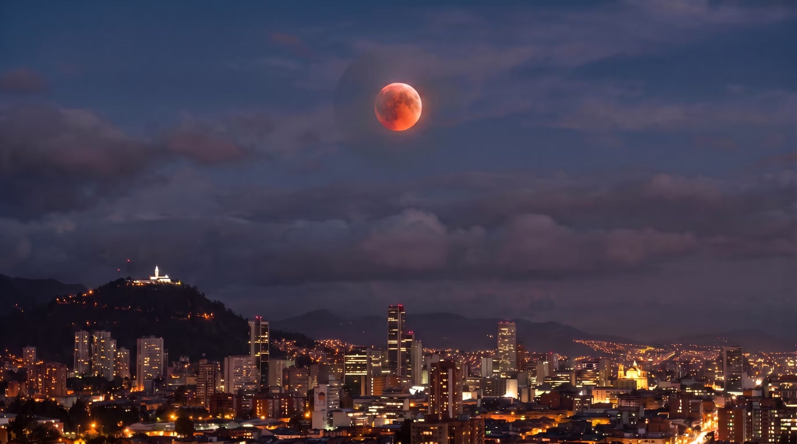 La fase máxima del eclipse ocurrirá la madrugada del 28 de agosto cuando la Luna adquiera una tonalidad rojiza conocida como Luna de Sangre
(Imagen Ilustrativa Infobae)