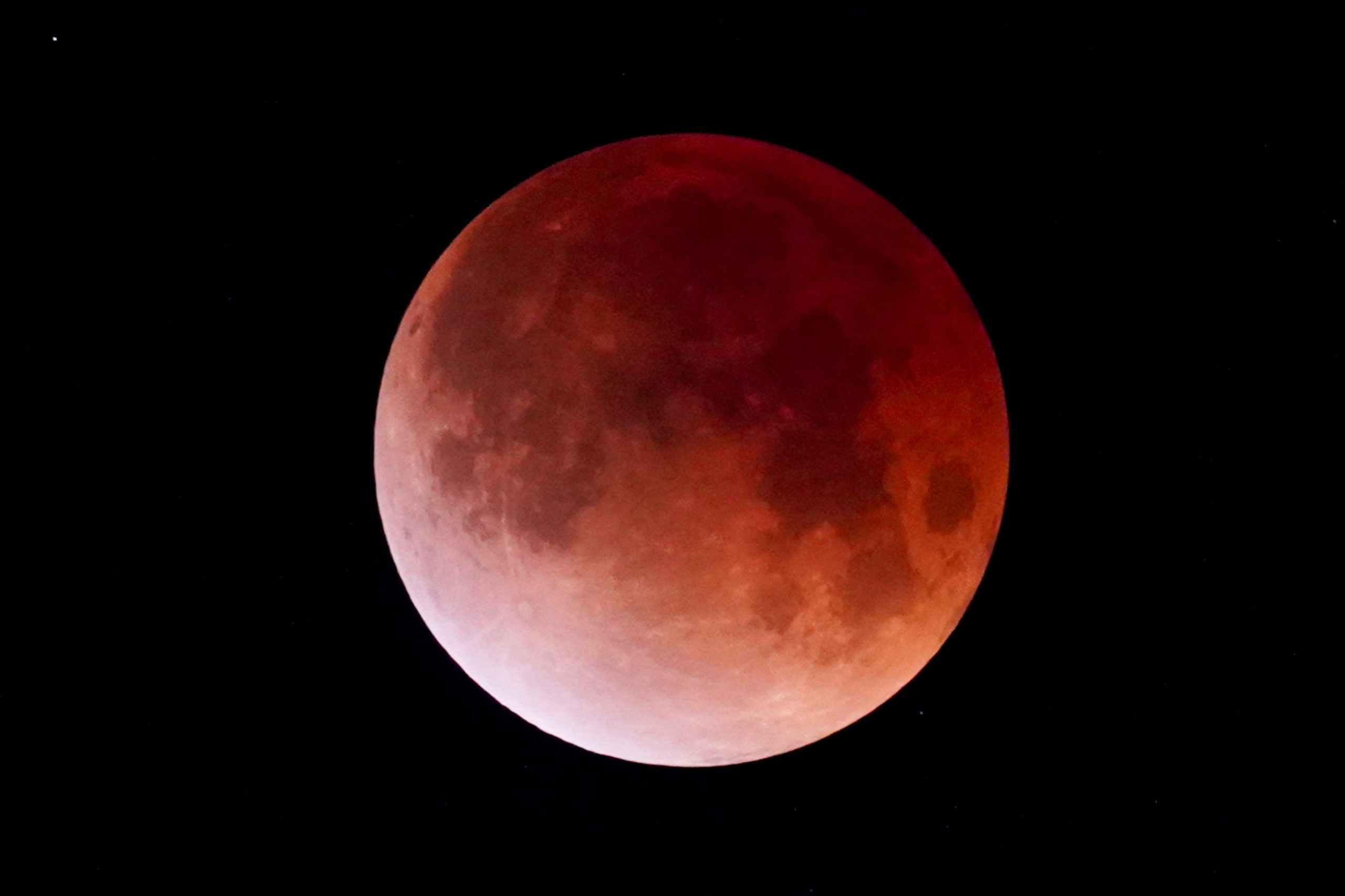 El eclipse será visible desde grandes ciudades y zonas rurales siempre que las condiciones meteorológicas permitan ver el cielo despejado
- REUTERS/Victor Medina