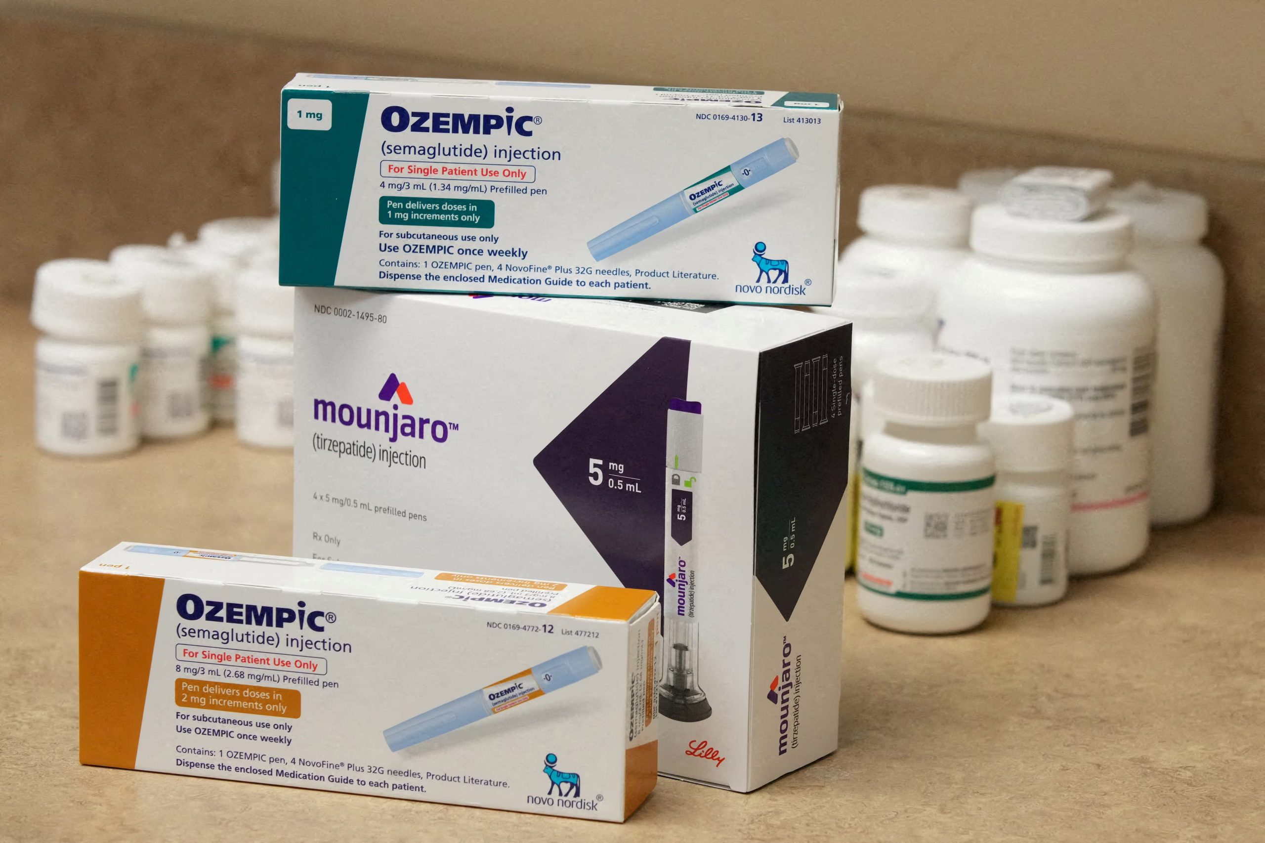 FOTO DE ARCHIVO: Cajas de Ozempic y Mounjaro, medicamentos inyectables de semaglutida y tirzepatida utilizados para tratar la diabetes de tipo 2 y fabricados por Novo Nordisk y Lilly, en una farmacia de Rock Canyon en Provo, Utah, Estados Unidos, el 29 de marzo de 2023. REUTERS/George Frey