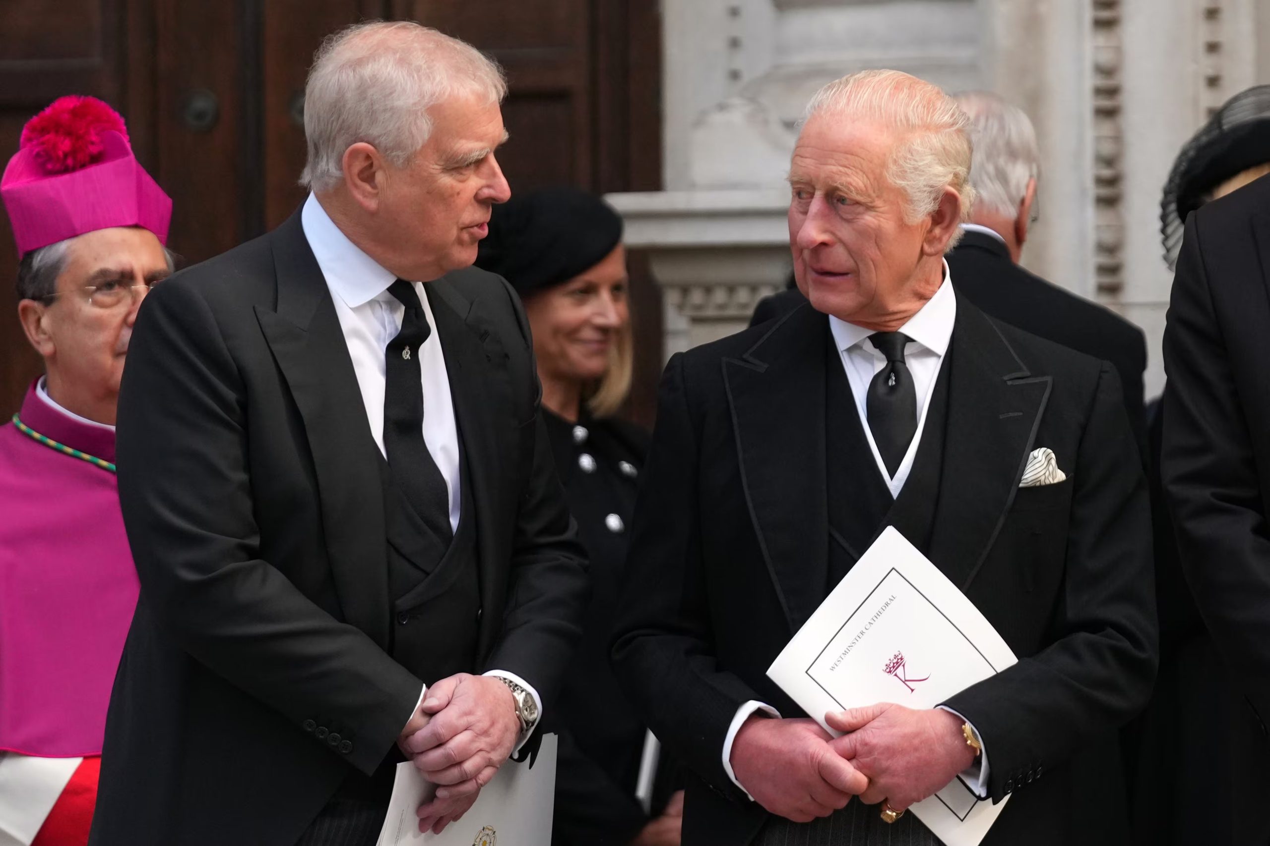 El entonces príncipe Andrés de Inglaterra y el rey Carlos III, salen de la catedral de Westminster tras el funeral de la duquesa de Kent (AP Foto/Joanna Chan)