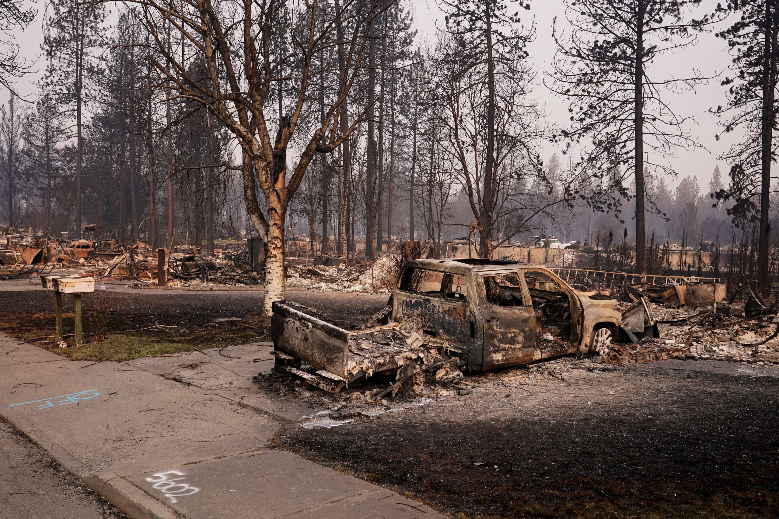Bob Ferguson decretó el estado de emergencia en Washington y prohibió las quemas al aire libre hasta el 30 de septiembre por los incendios forestales. (REUTERS/David Ryder)