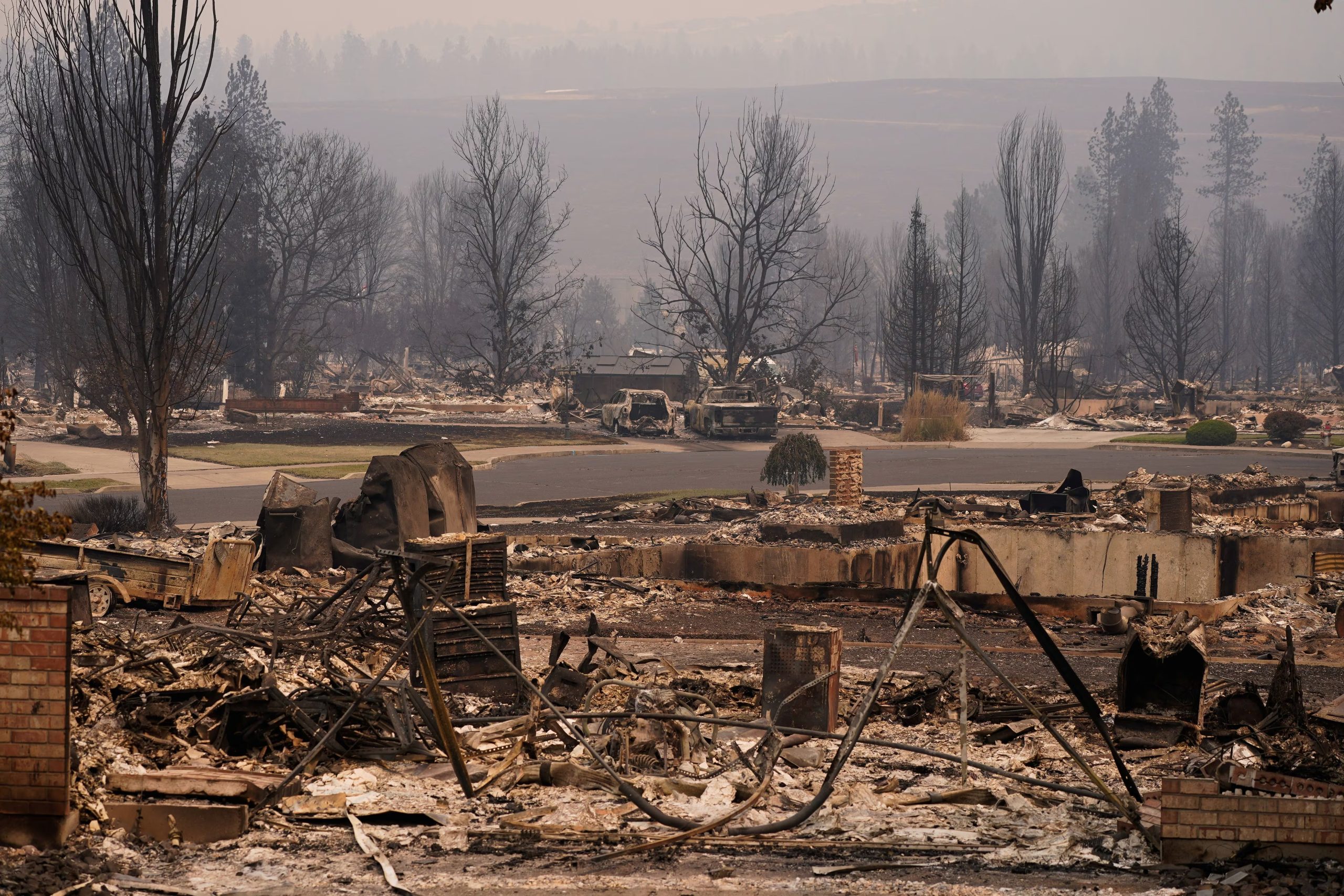 Más de 700 estructuras fueron destruidas y otras 600 a 1.100 edificaciones presentan daños o riesgo por los incendios en Spokane. (REUTERS/David Ryder)