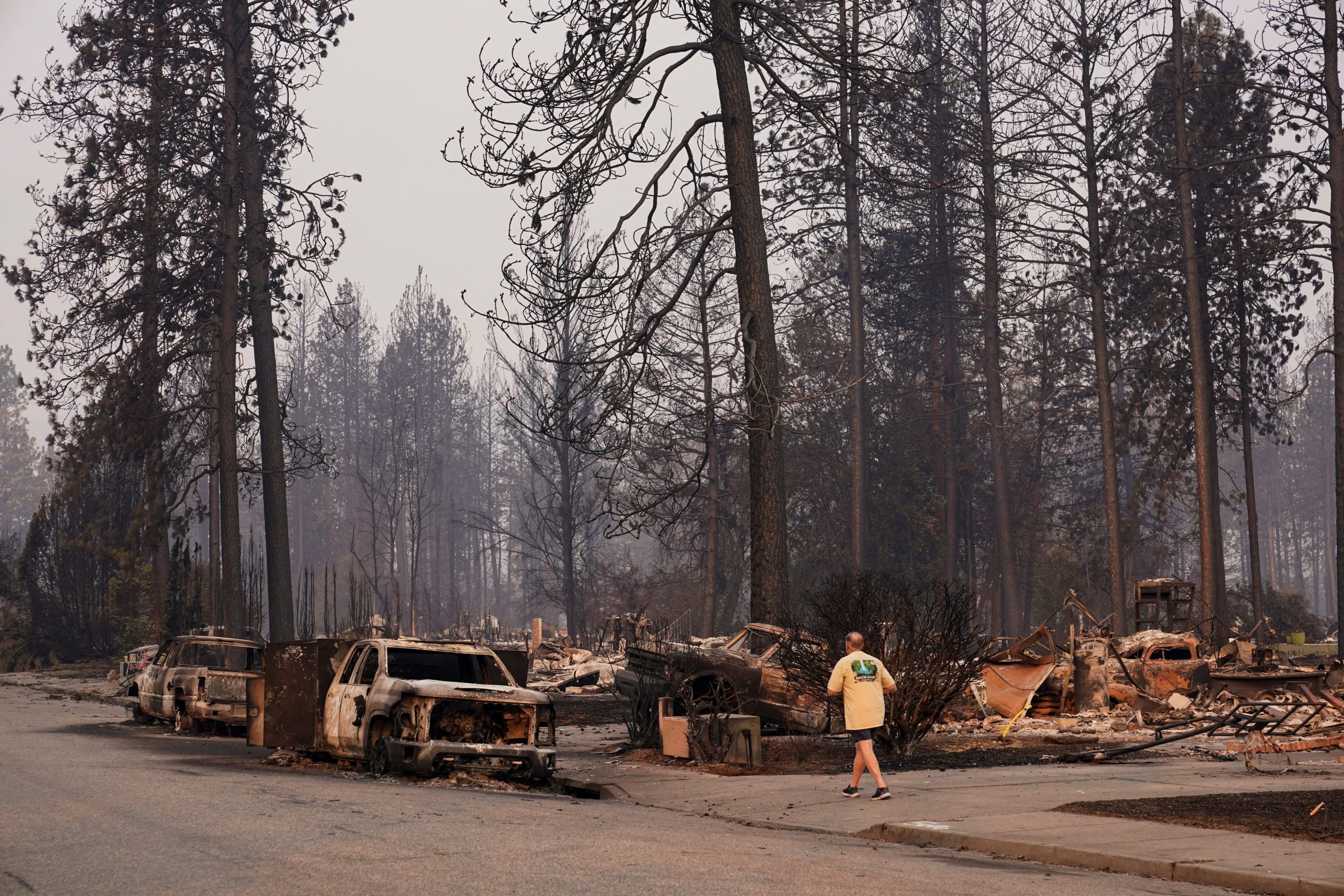Más de 1.400 bomberos, la Guardia Nacional y equipos de apoyo intentan contener los focos Autumn Lane, Fairview y Old Trails Fire con niveles bajos de control. (REUTERS/David Ryder)