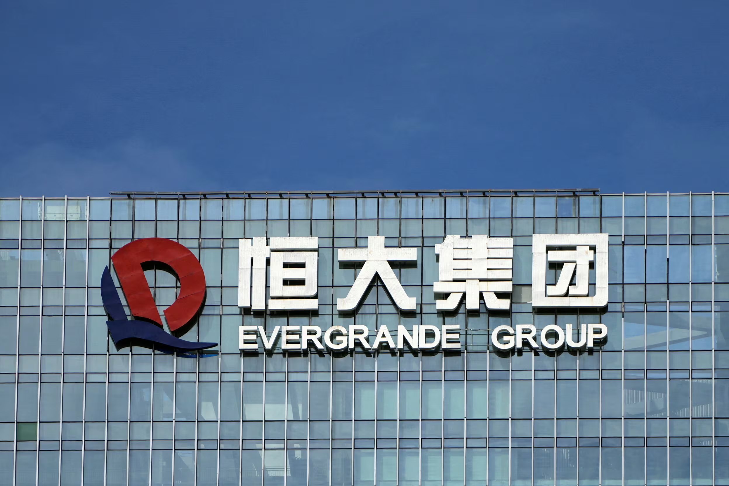 El mismo tribunal impuso multas por 8.820 millones de yuanes (1.311 millones de dólares) a Evergrande Group y por 7.000 millones de yuanes (1.040 millones de dólares) a Evergrande Real Estate, su principal filial (REUTERS)