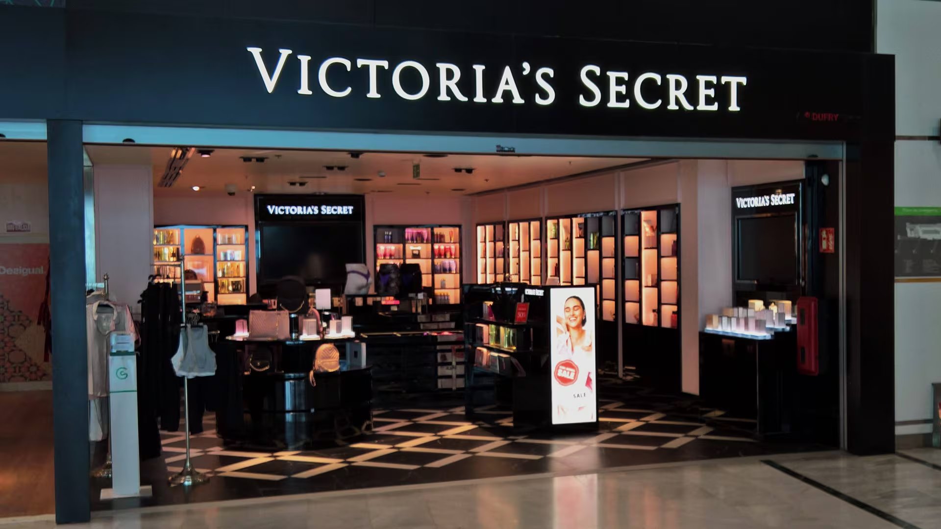 La transformación impulsada por Leslie Wexner llevó a Victoria's Secret al número de 670 locales tiendas y facturación de 1.900 millones de dólares en 1995 (Grosby)