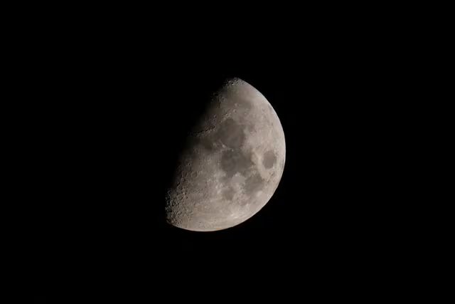 La protección solo se quita con el Sol completamente cubierto por la Luna, y debe reinstalarse al primer indicio de reaparición, para mantener seguridad del equipo y evitar daños durante los minutos más críticos de exposición luminosa - REUTERS/Violeta Santos Moura