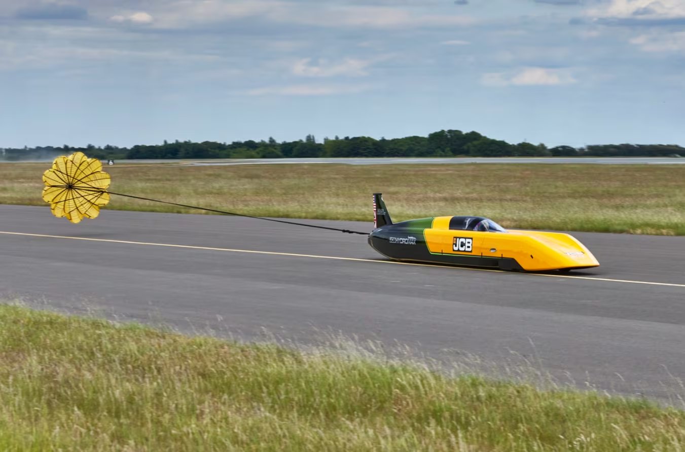 El piloto británico buscará superar su marca para autos diésel y homologar una nueva referencia para motores de combustión alimentados con hidrógeno (JCB)