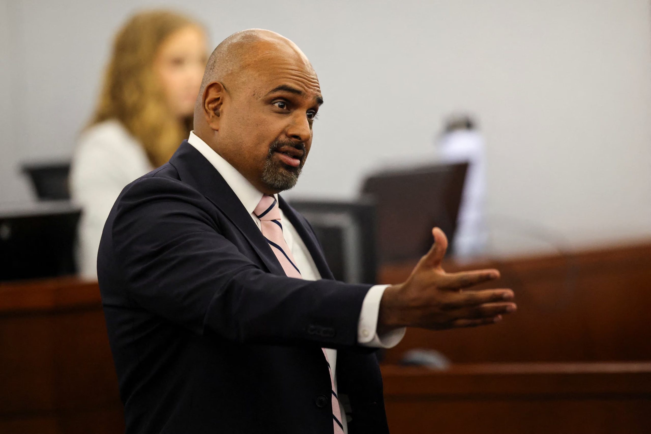 El fiscal adjunto principal Binu Palal sostuvo que el eje de la selección no pasaba por desconocer a Tupac Shakur, sino por poder juzgar el caso sin prejuicios (Daniel Cole/Pool vía REUTERS).