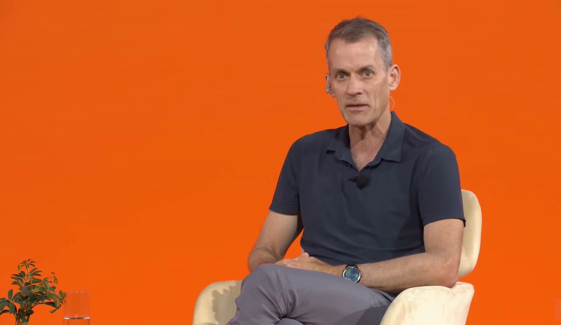 Dean señaló que los agentes automáticos ya pueden reescribir software en distintos lenguajes para mejorar seguridad y desempeño sin intervención humana directa (Captura de video: YouTube/@ycombinator)
