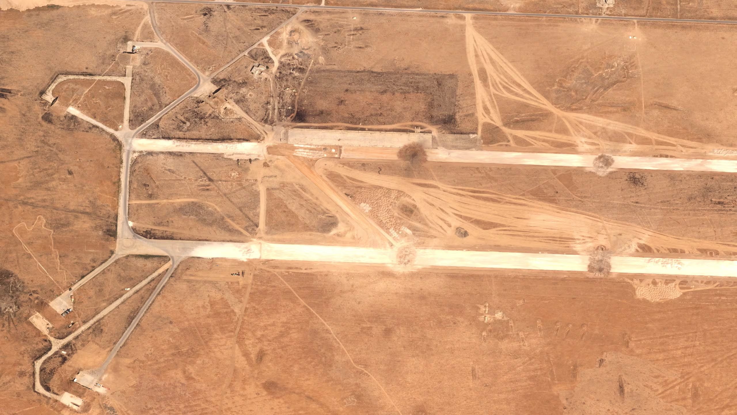Imagen satelital muestra los cráteres en las pistas de la base aérea de Abu al-Duhur, cerca de Alepo, tras el ataque israelí que profundizó la tensión con Turquía (Pleiades Neo/Airbus DS/REUTERS)