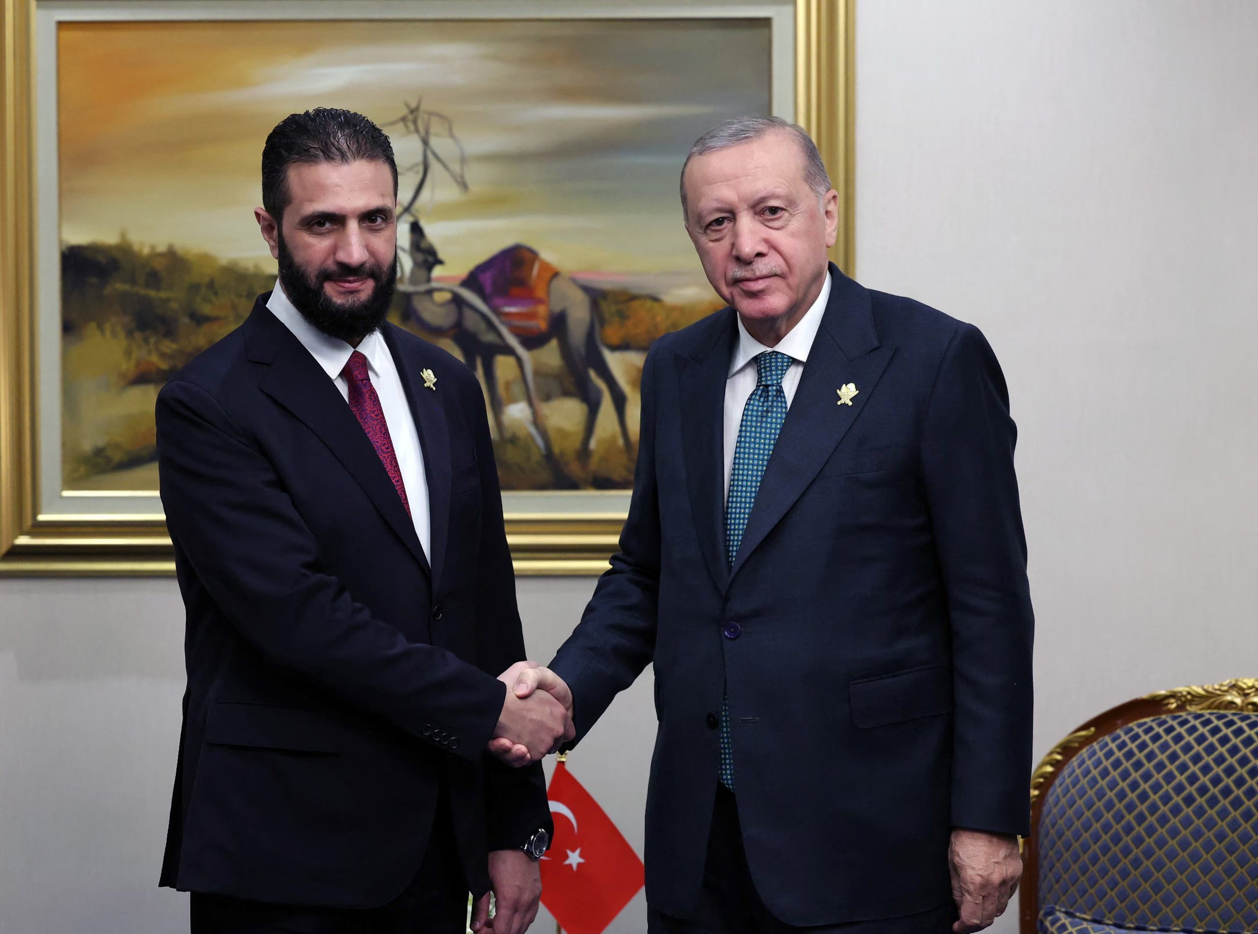 Recep Tayyip Erdogan se reúne con el presidente sirio Ahmed al Sharaa, a quien Turquía respaldó tras la caída de Bashar al Asad, en una cumbre en Doha (Murat Kula/Presidencia turca/REUTERS)