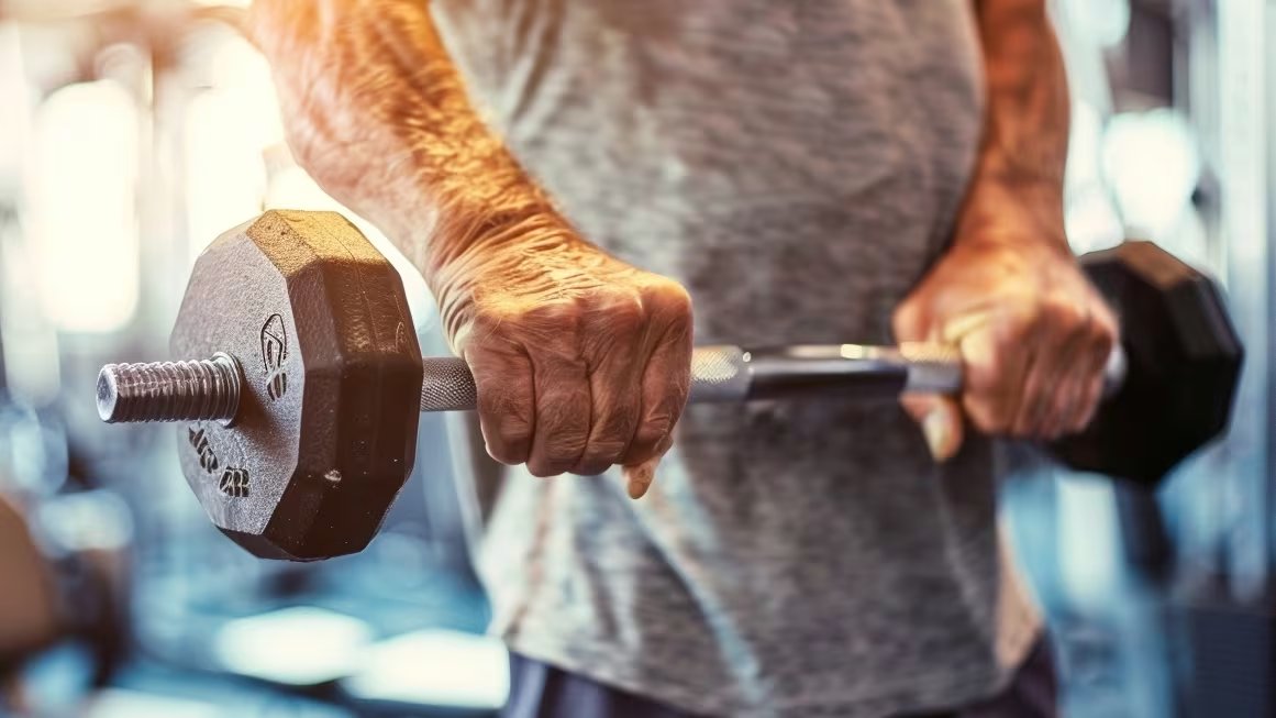 La debilidad muscular se asocia a mayor riesgo de caídas, discapacidad y mortalidad en adultos mayores (Imagen ilustrativa Infobae)