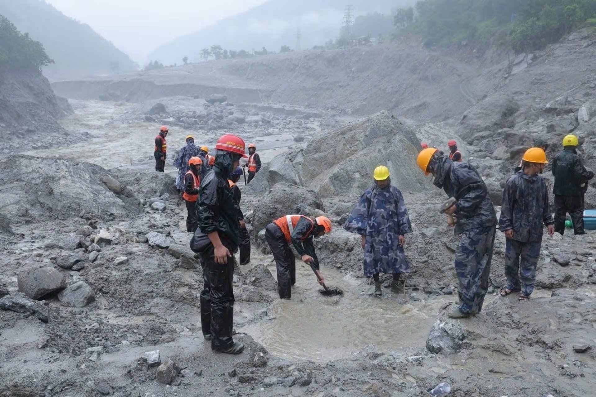 Los equipos de rescate continúan trabajando en busca de sobrevivientes en Nepal