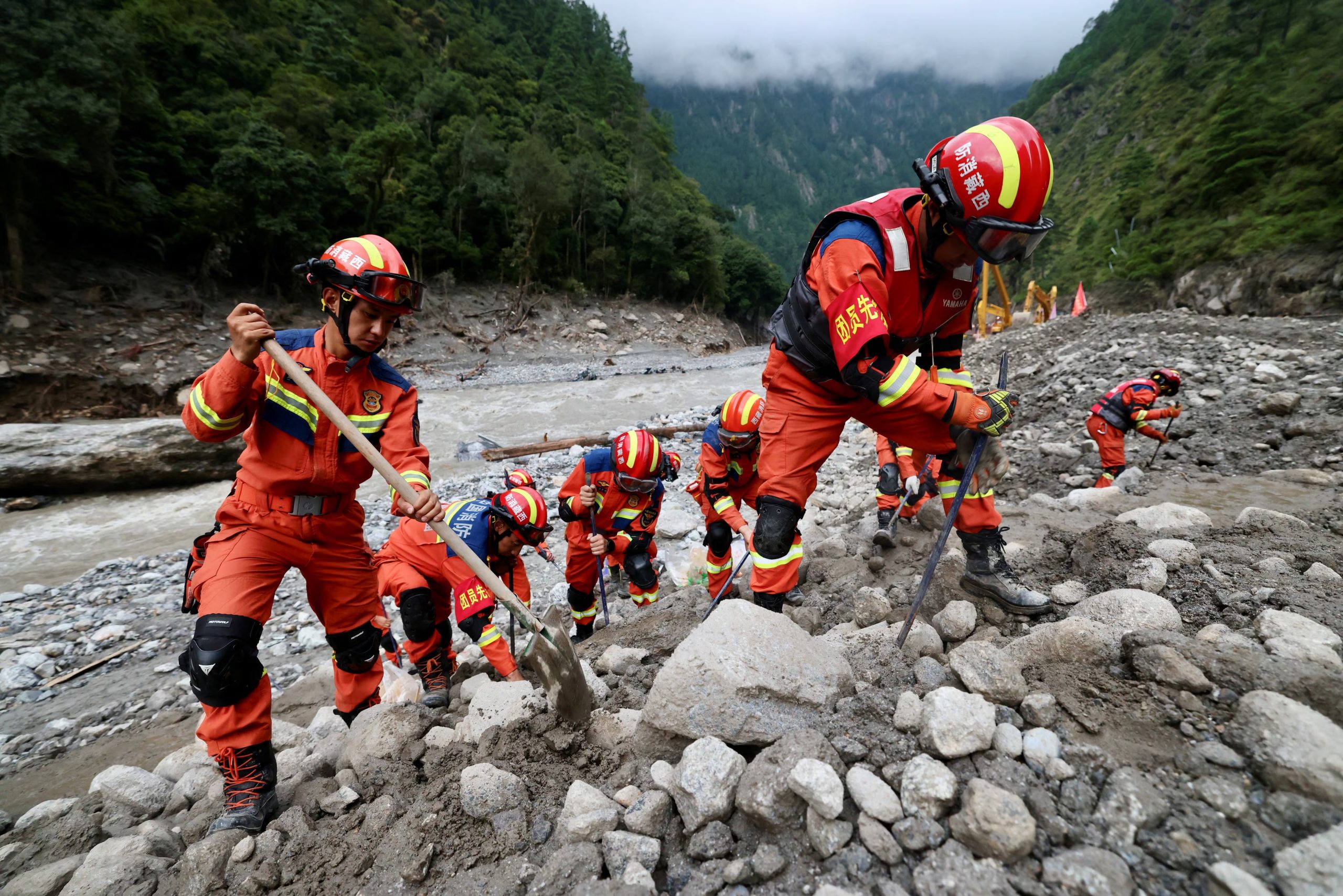 Los equipos de rescate retiran escombros durante las operaciones de búsqueda cerca del puerto de Gyirong tras un deslizamiento de tierra en Shigatse, Región Autónoma del Tíbet, China, el 29 de agosto de 2026. China Daily vía REUTERS