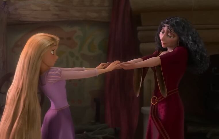 Kathryn Hahn explicó que el baile y la exigencia física de Madre Gothel representan un desafío mayor que el canto en esta producción de Disney (YouTube/@DisneyMusicLAVEVO)