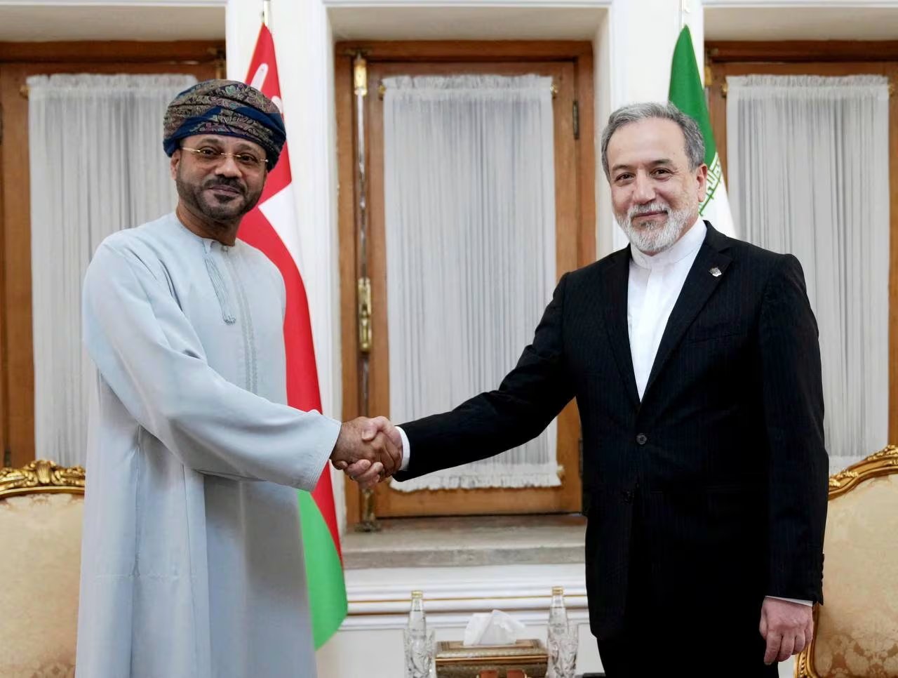 El ministro de Asuntos Exteriores de Irán, Abbas Araghchi, se reúne con el ministro de Asuntos Exteriores de Omán, Sayyid Badr al-Busaidi, en Teherán (REUTERS)
