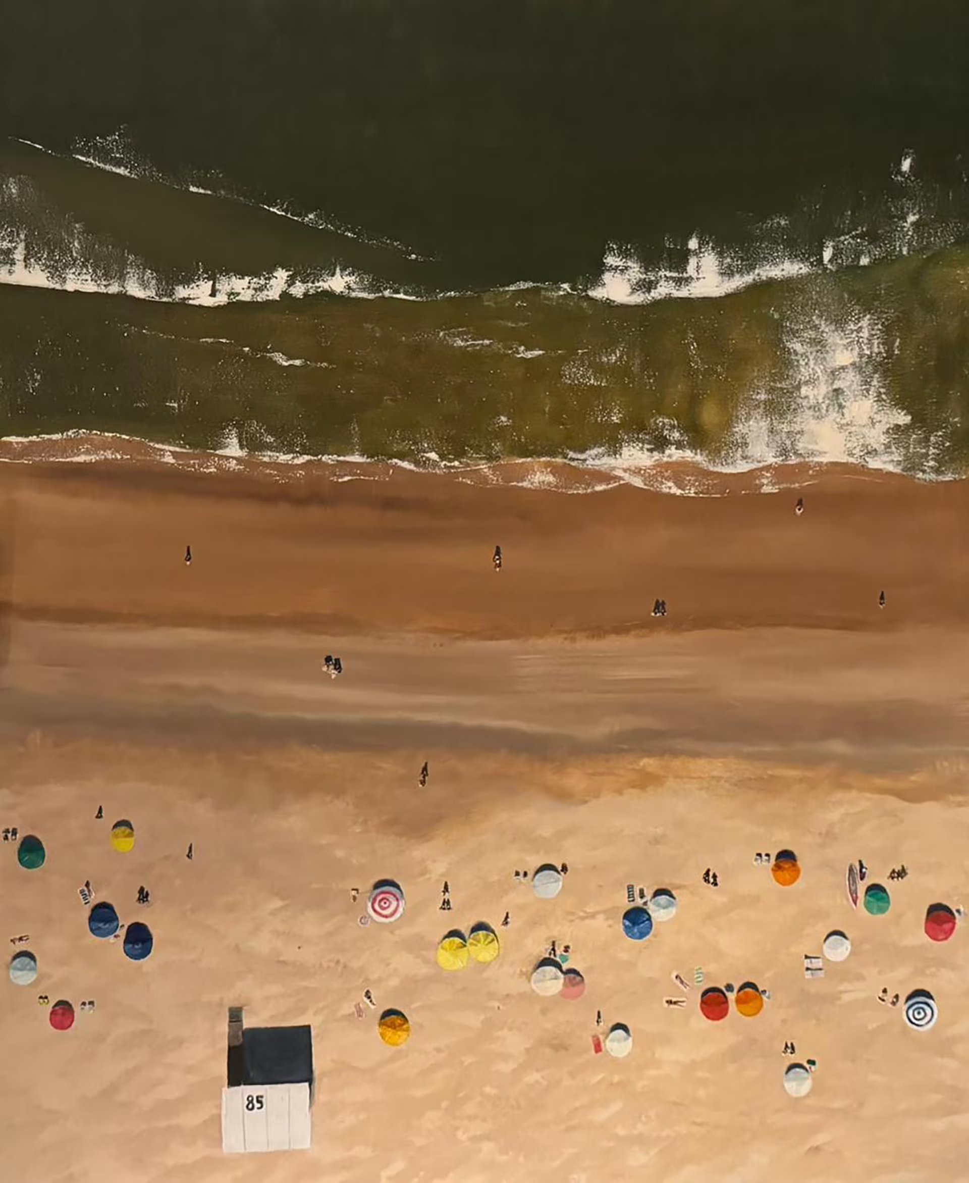 La exhibición reúne una serie de óleos que reinterpretan paisajes de José Ignacio, La Barra, Laguna Garzón y Punta del Este, junto con escenas de las playas de Miami