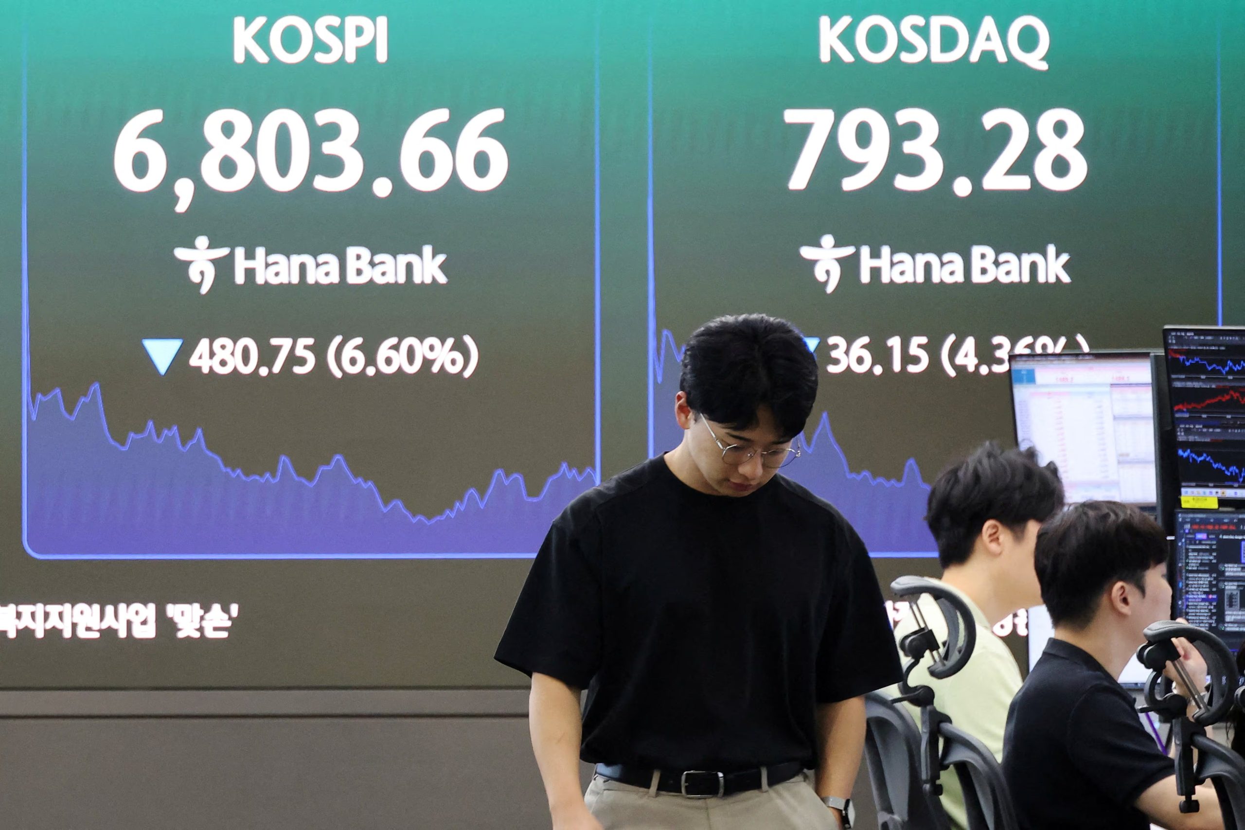 Las bolsas asiáticas tuvieron una jornada más débil tras un mes de julio marcado por fuertes fluctuaciones (REUTERS)
