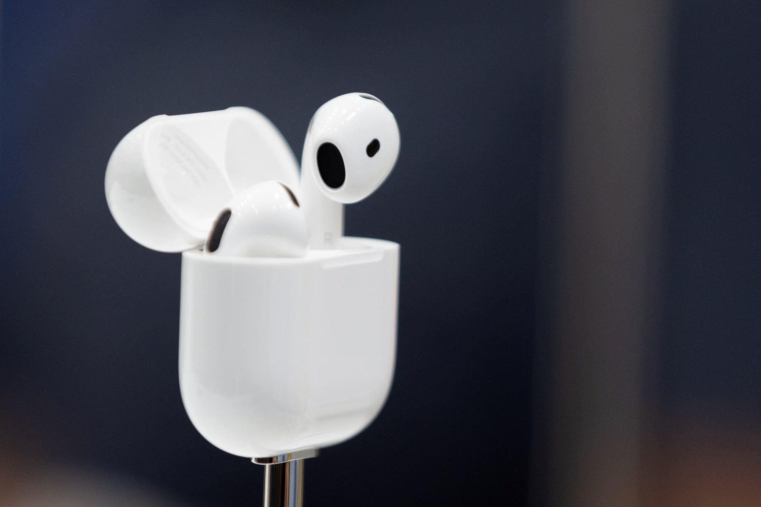 Los AirPods, lanzados durante su gestión, cambiaron el consumo de audio portátil. (Reuters)