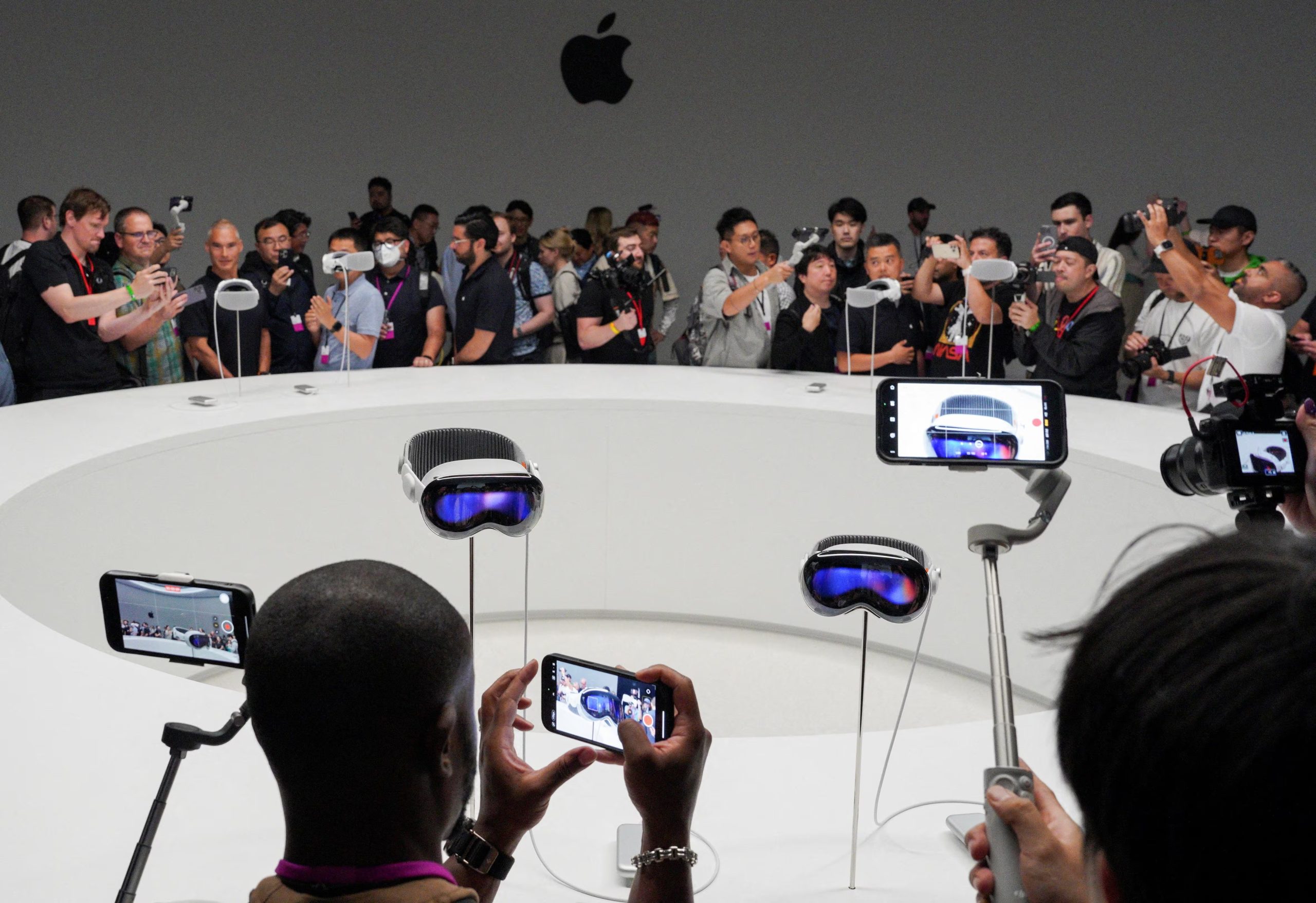 El Apple Vision Pro fue una de las últimas grandes apuestas presentadas bajo la conducción de Cook. (Reuters)