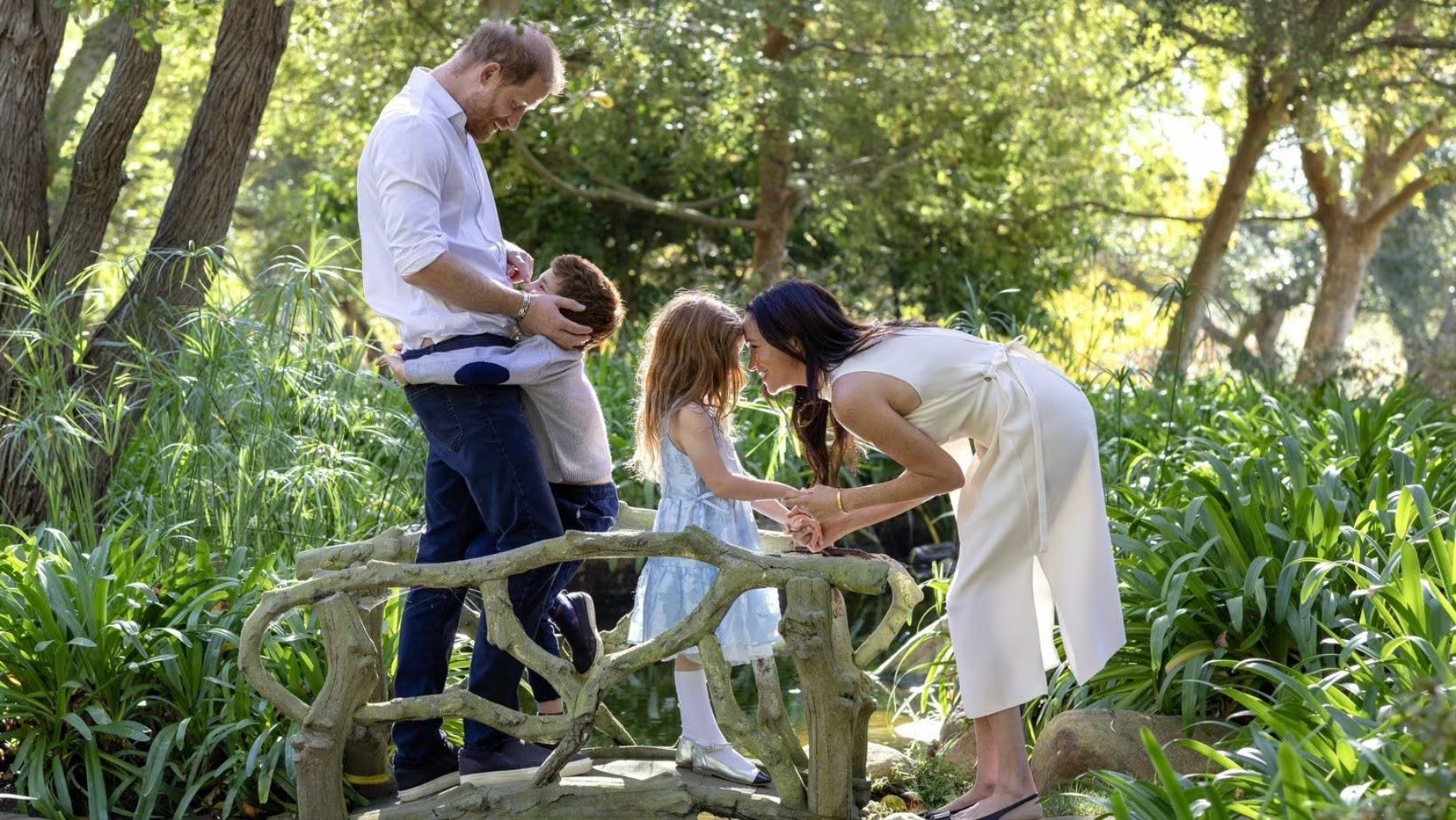El príncipe Harry y Meghan Markle felicitan la Navidad con una emotiva estampa familiar (Instagram / @meghan)