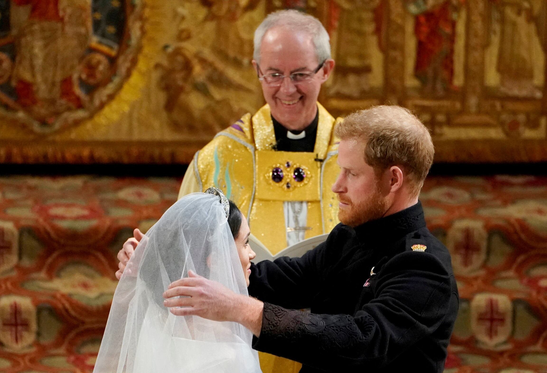 El príncipe Harry y Meghan Markle en la Capilla de San Jorge del Castillo de Windsor durante su ceremonia nupcial, oficiada por el Arzobispo de Canterbury, Justin Welby, en Windsor, Gran Bretaña, el 19 de mayo de 2018. (Owen Humphreys/Pool vía REUTERS/Foto de archivo)
