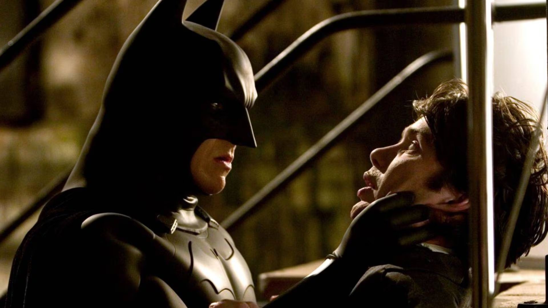 La trilogía de Batman de Christopher Nolan presentó a Bruce Wayne como una figura quebrada y sostuvo su lucha con Alfred, Lucius Fox y James Gordon (Créditos: IMDb)