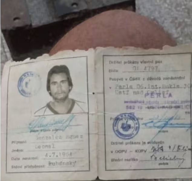 Leonel, que vive en Cuba y trabaja como zapatero independiente, tramita la ciudadanía española para intentar un encuentro físico con Veronika. (Foto cortesía)
