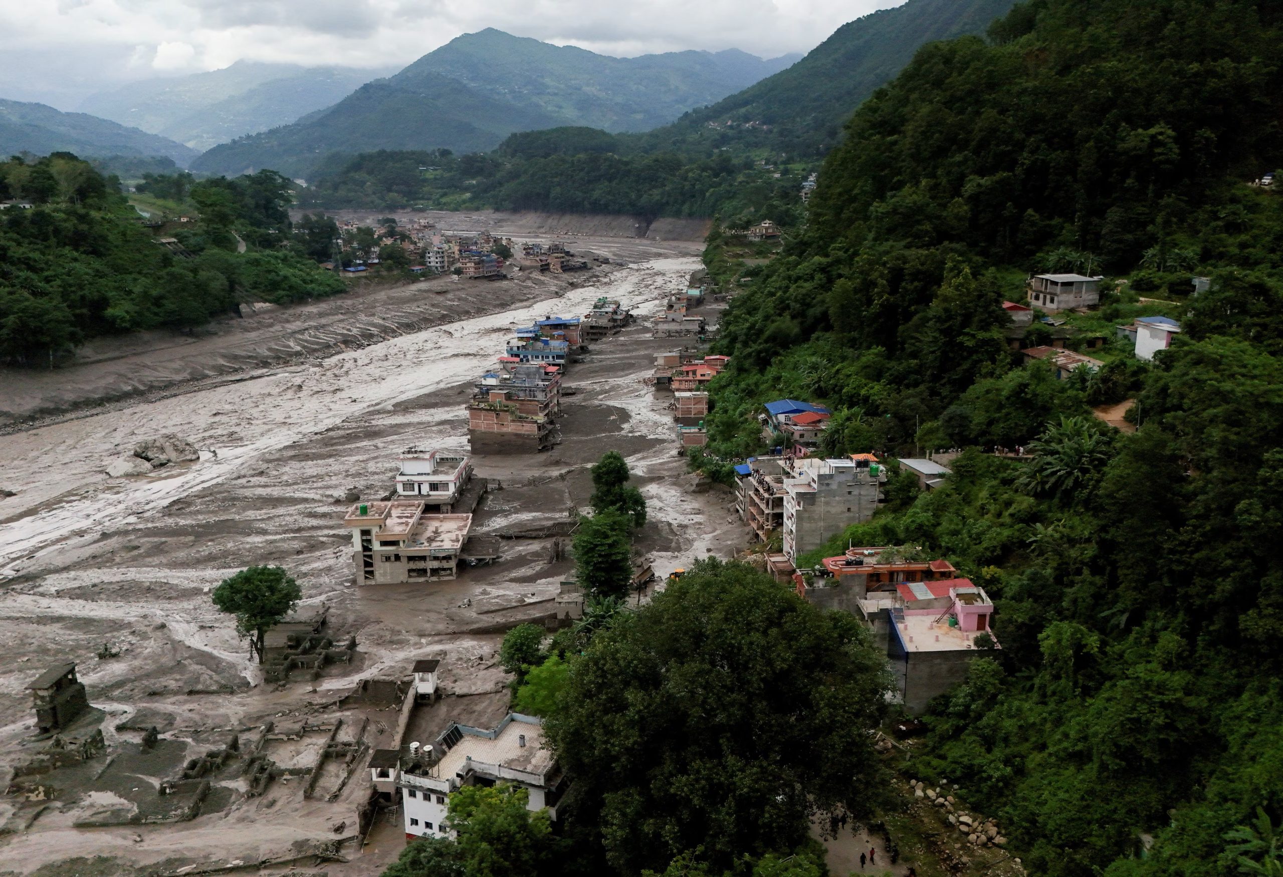 Las inundaciones en Nepal llevaron a Uttarakhand a reforzar la vigilancia sobre glaciares y lagos glaciares por el riesgo en el Himalaya indio (REUTERS)