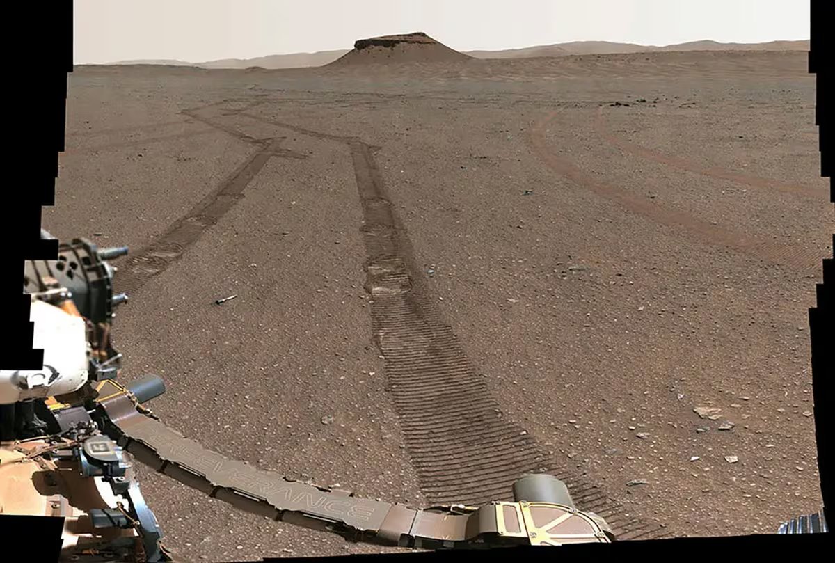 Esta imagen proporcionada por la NASA muestra al rover Perseverance tomando una foto de su depósito de muestras recientemente completado, utilizando su cámara Mastcam-Z el 31 de enero de 2023. (NASA/JPL-Caltech/ASU/MSSS via AP)