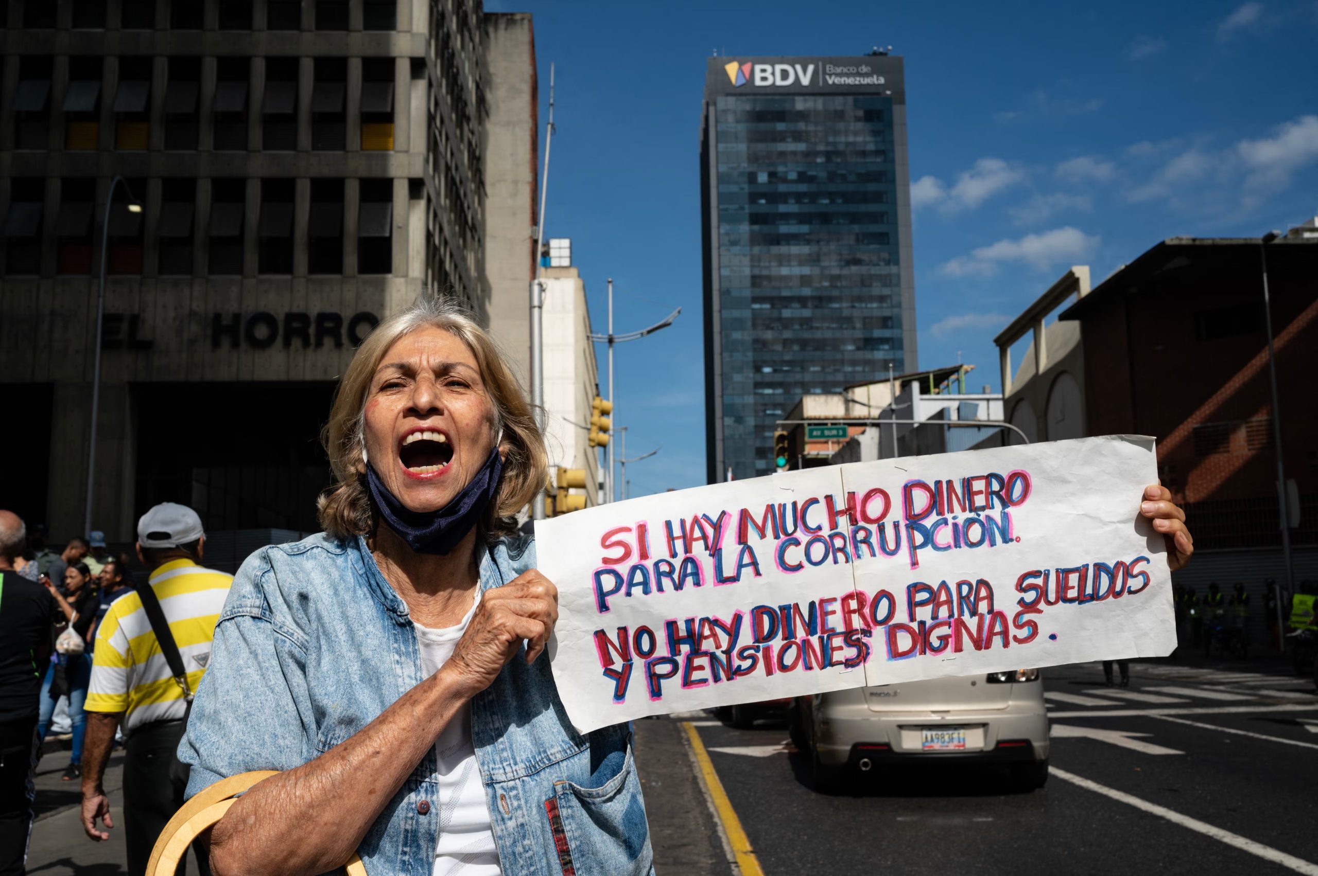 Trabajadores activos, jubilados y pensionados regularmente organizan protestas para rechazar el congelamiento del salario mínimo, situación que impacta negativamente en los pasivos laborales. (Photo by Yuri CORTEZ / AFP)
