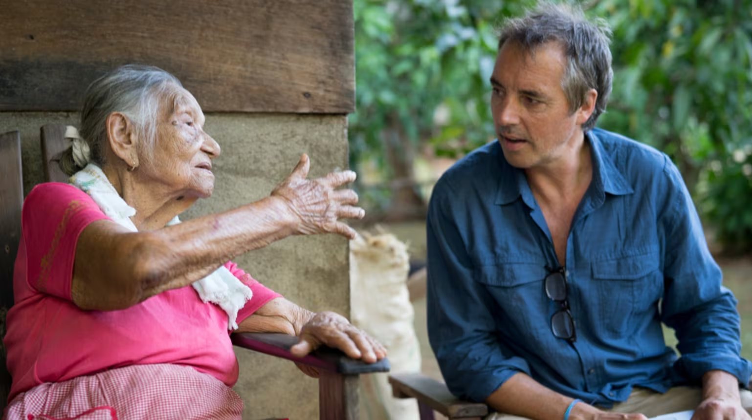 Dan Buettner con una centenaria en su documental de Netflix 'Vivir 100 años: Los secretos de las zonas azules'